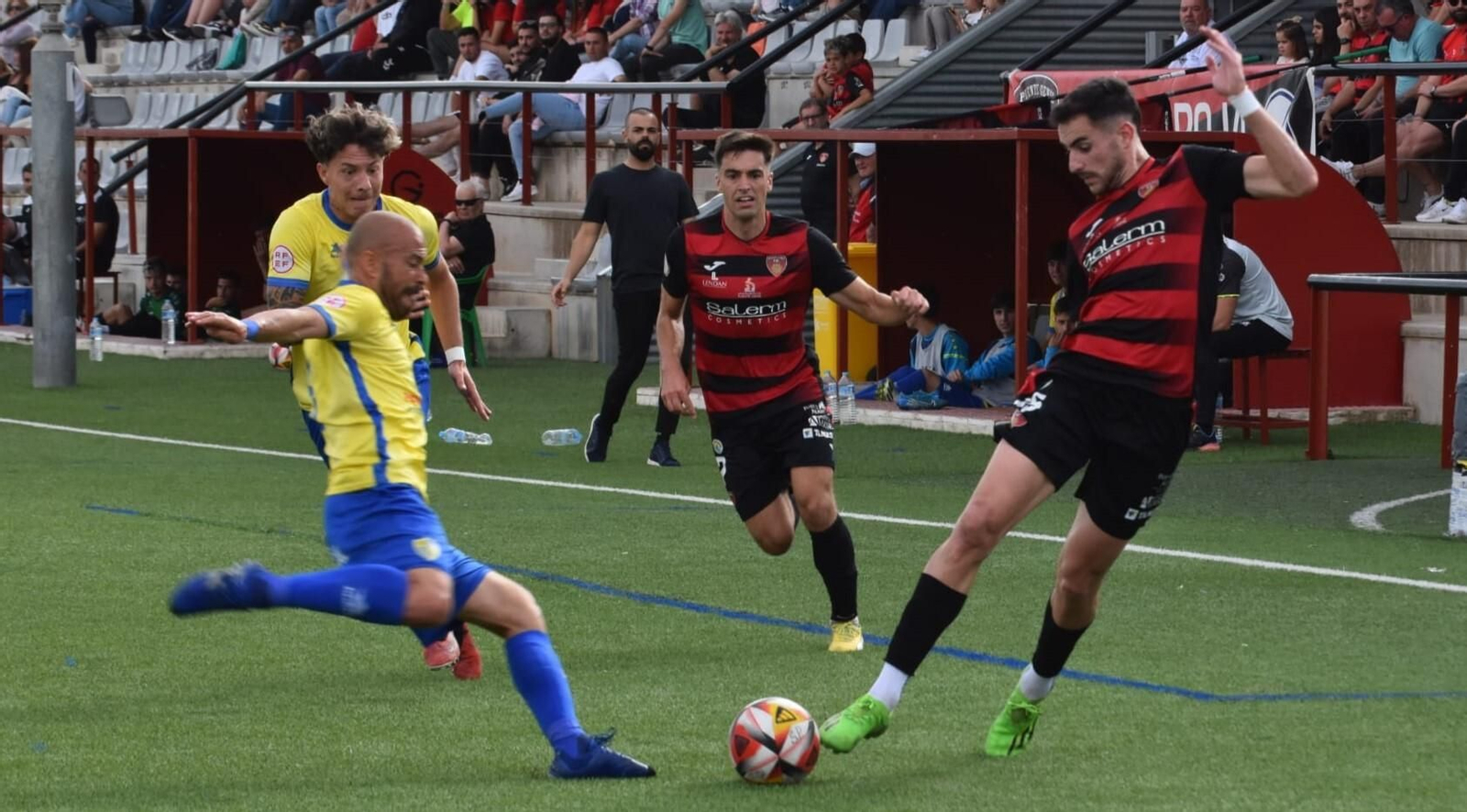 Juanjo Carmona, jugador del Salerm Puente Genil, disputa el balón con un jugador del Conil.