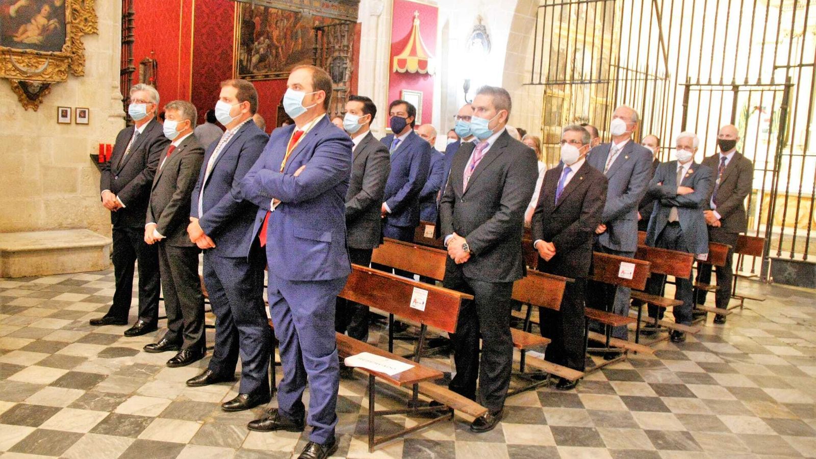 Hermanos mayores, cofrades y representantes del Consejo de Hermandades, durante la misa.