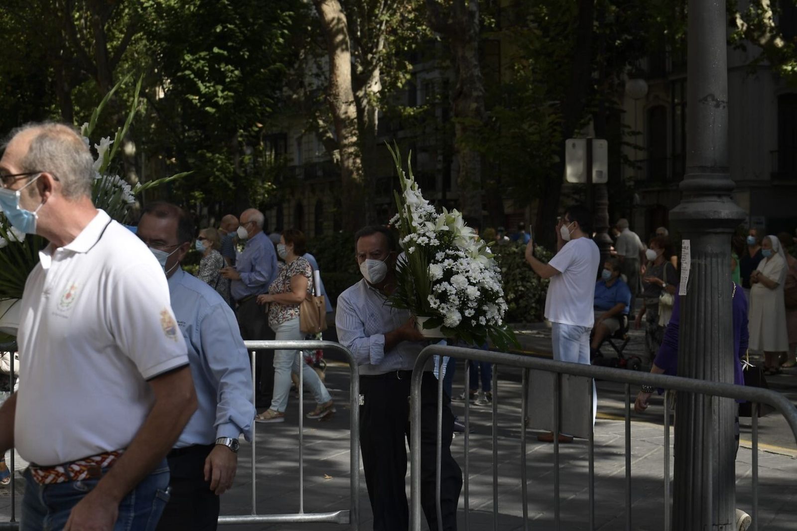 Granada no se resiste a dejar sin flores a su patrona pese a la pandemia