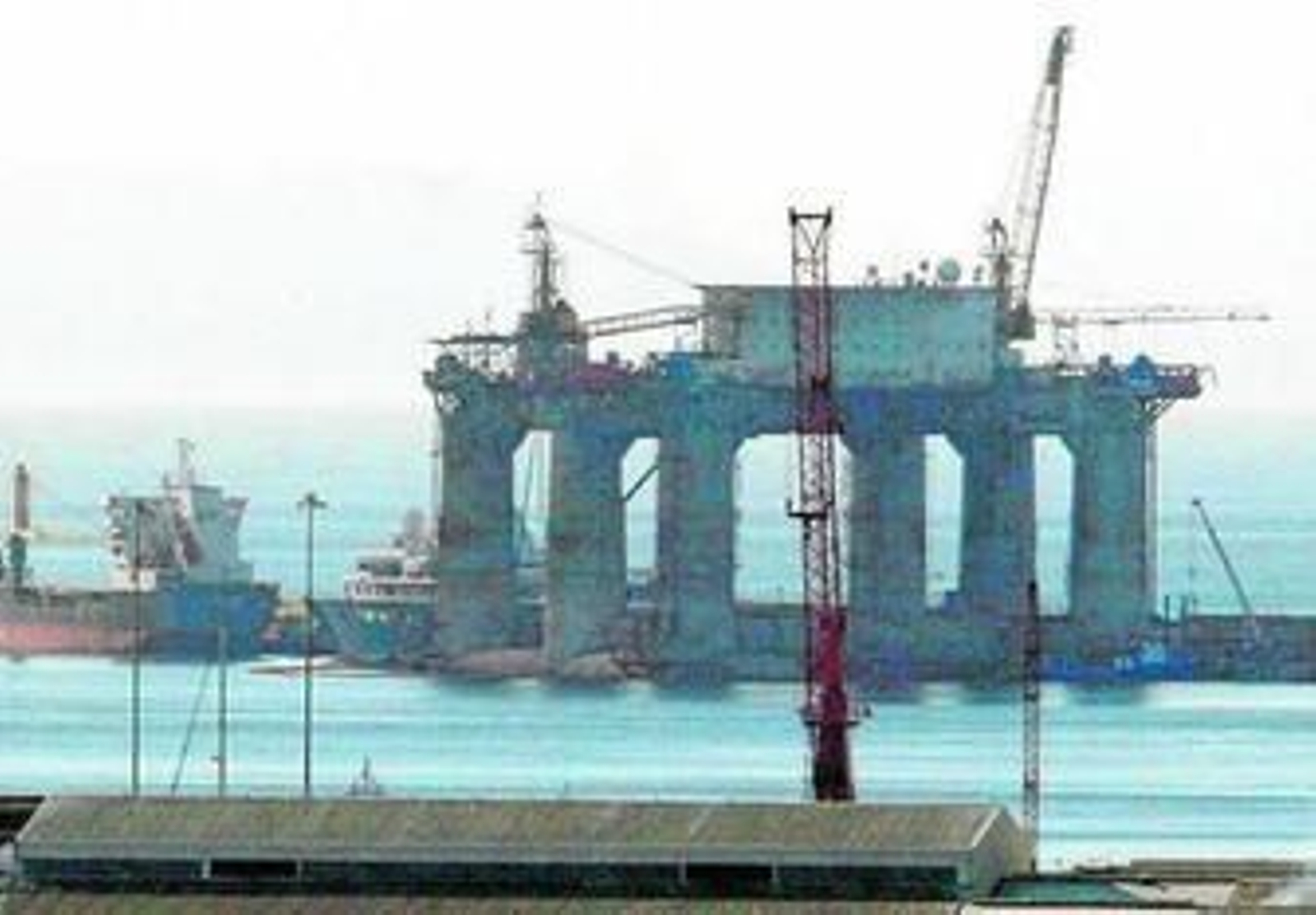 La plataforma 'Etesco Millenium' en el puerto de Gibraltar.