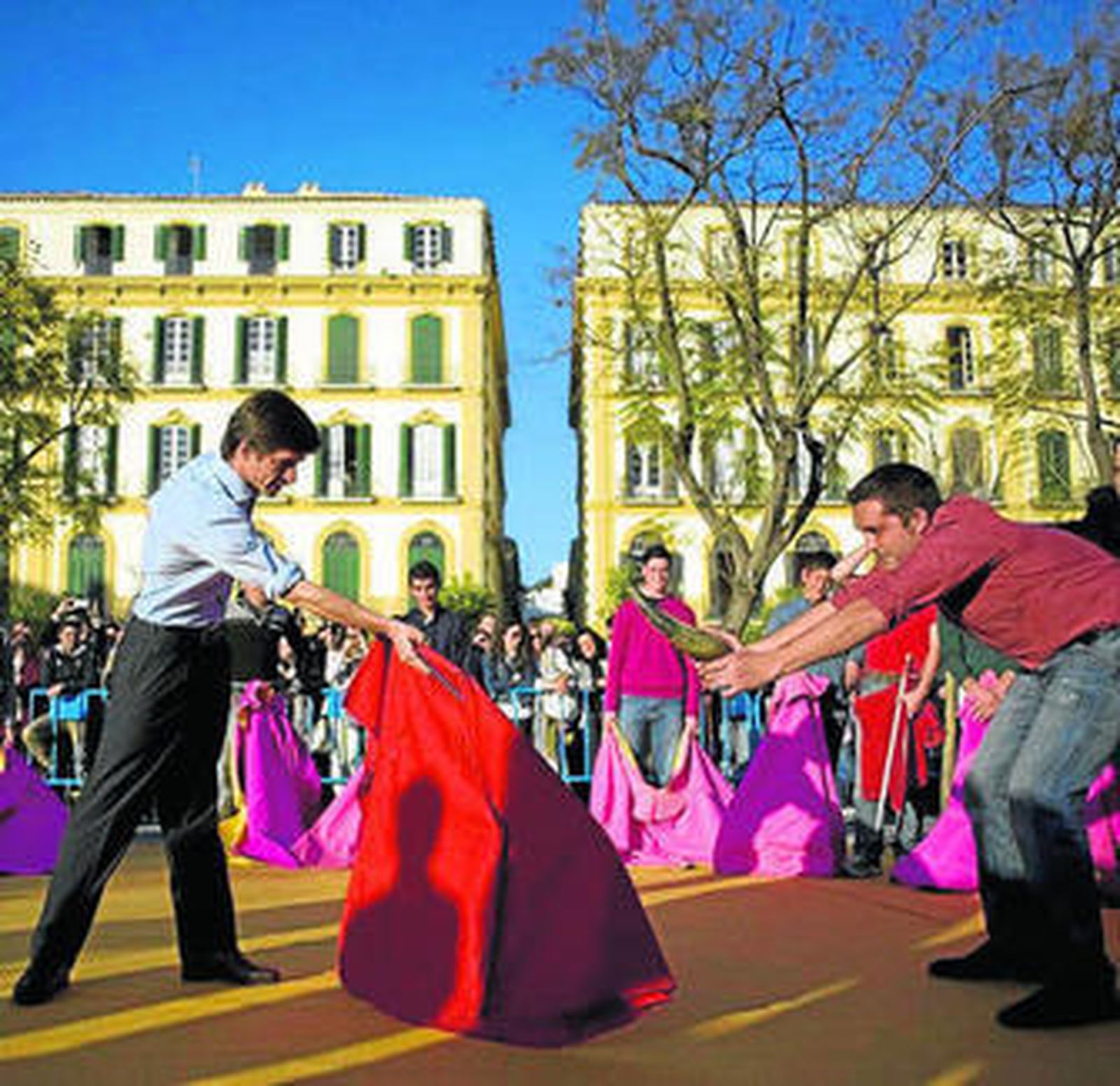 El Juli impartiendo su clase en la plaza de la Merced de Málaga.