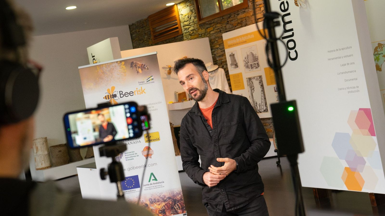 Representantes del grupo formado por investigadores de la Universidad de Granada, Apinevada, DOP “Miel de Granada”, Apicultores de Granada y Cooperativas Agroalimentarias