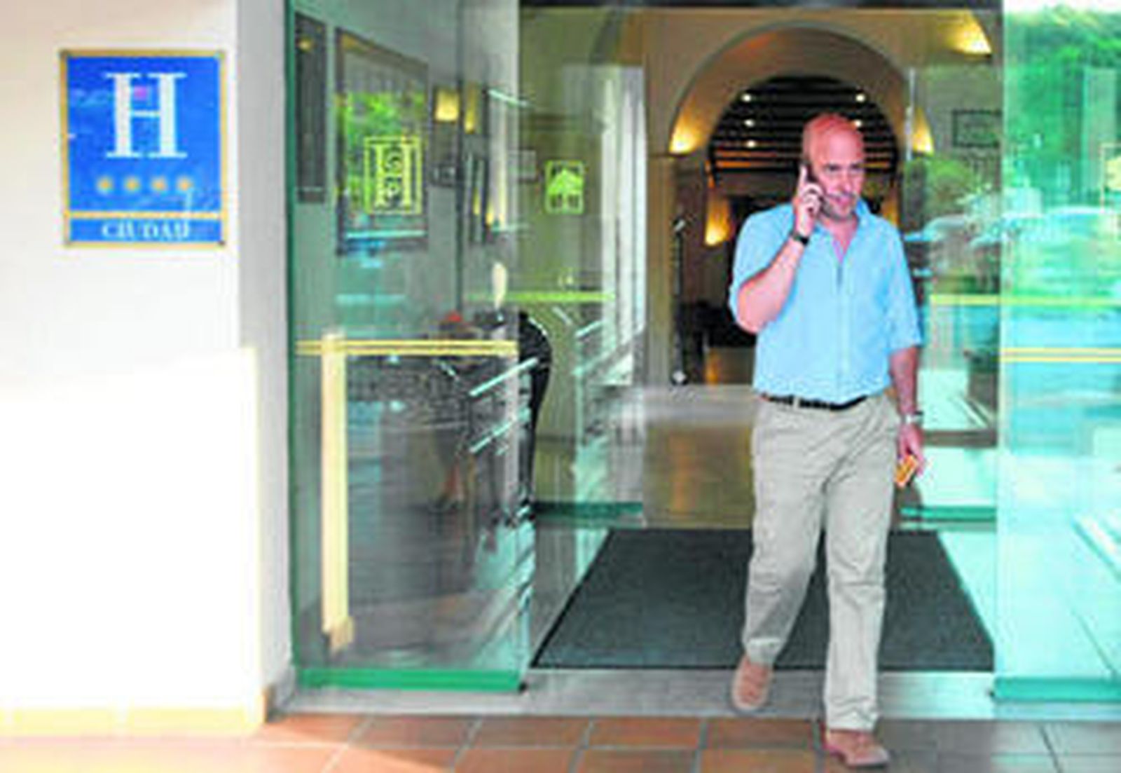 Nacho Macías, candidato del PP a la alcaldía de La Línea, abandona el hotel Guadacorte, ayer.