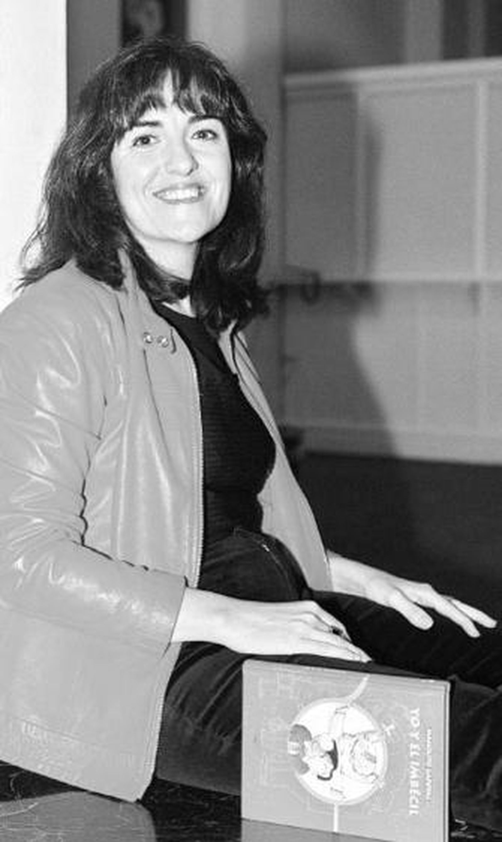 Elvira Lindo, con uno de los ejemplares de 'Manolito Gafotas'.