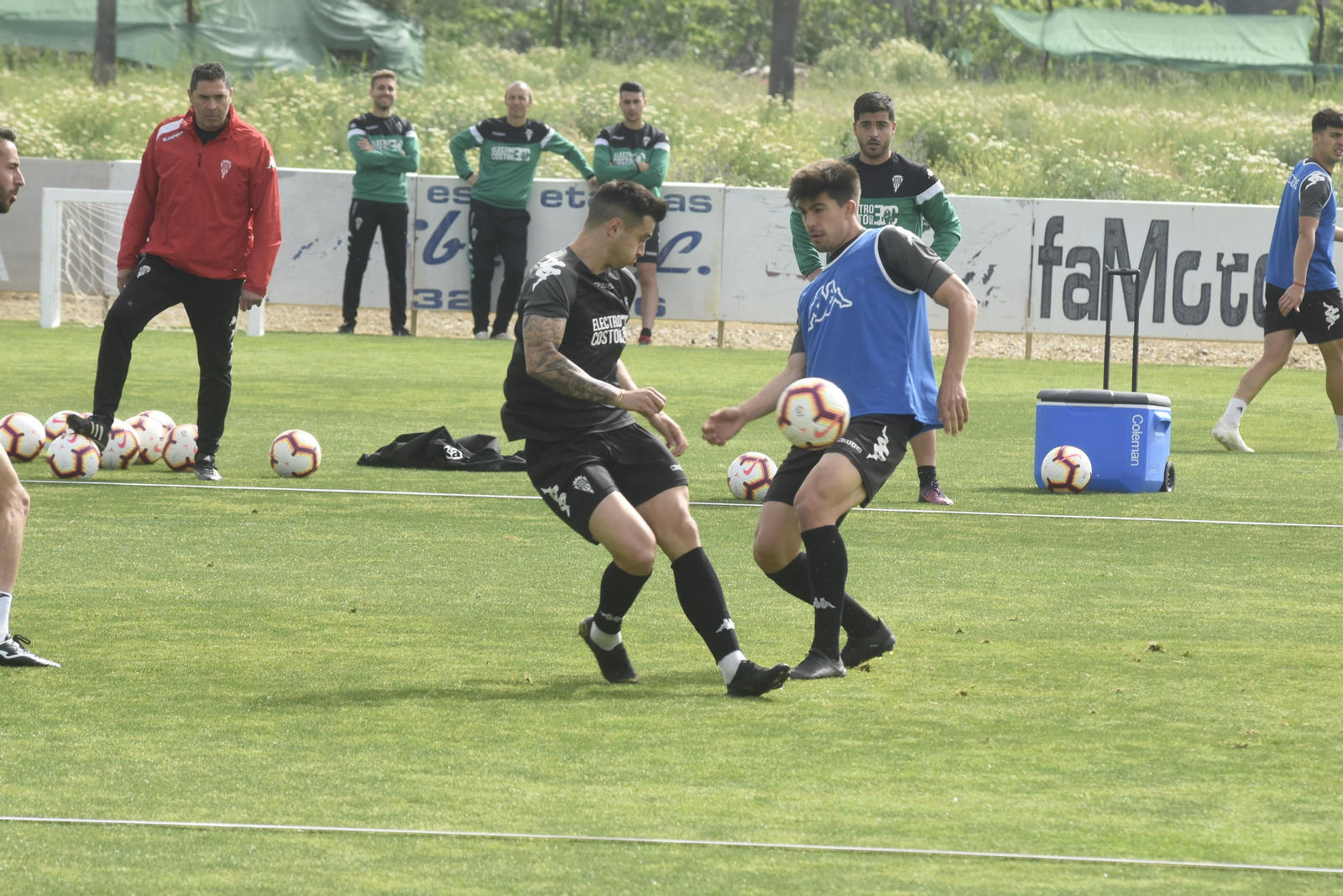 Jaime Romero disputa el balón con Álex Quintanilla.