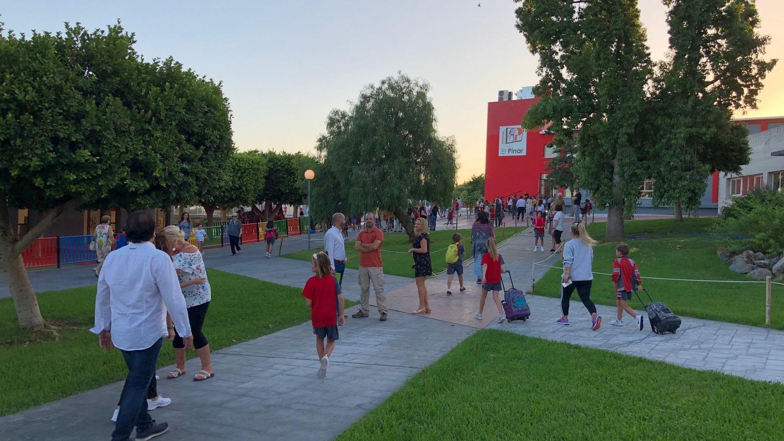 Patio de entrada del colegio El Pinar
