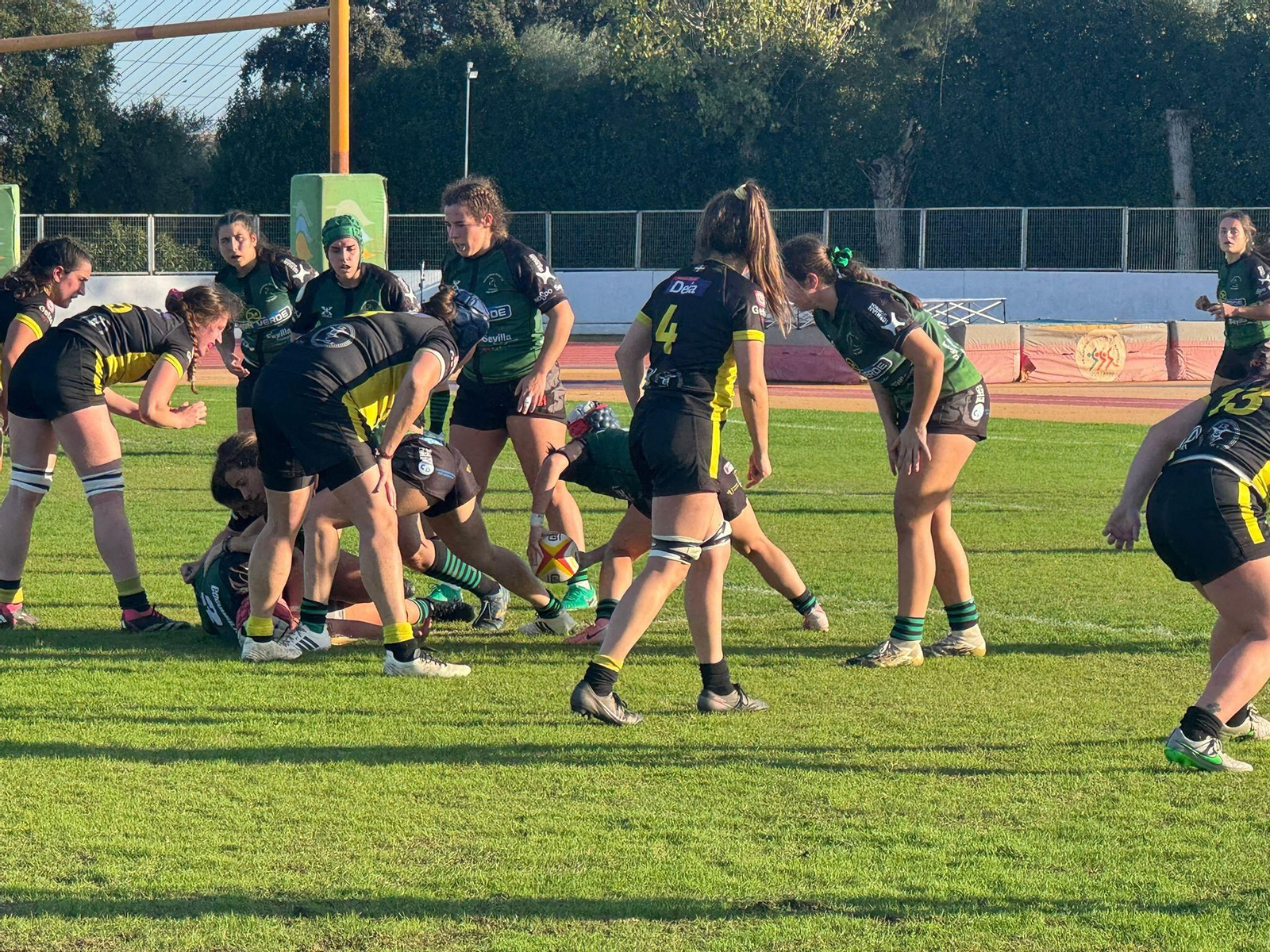 Las jugadoras del Simón Verde Sport Cocos Sevilla intentan defender cerca de su línea de ensayo en una constante durante casi todo el partido.
