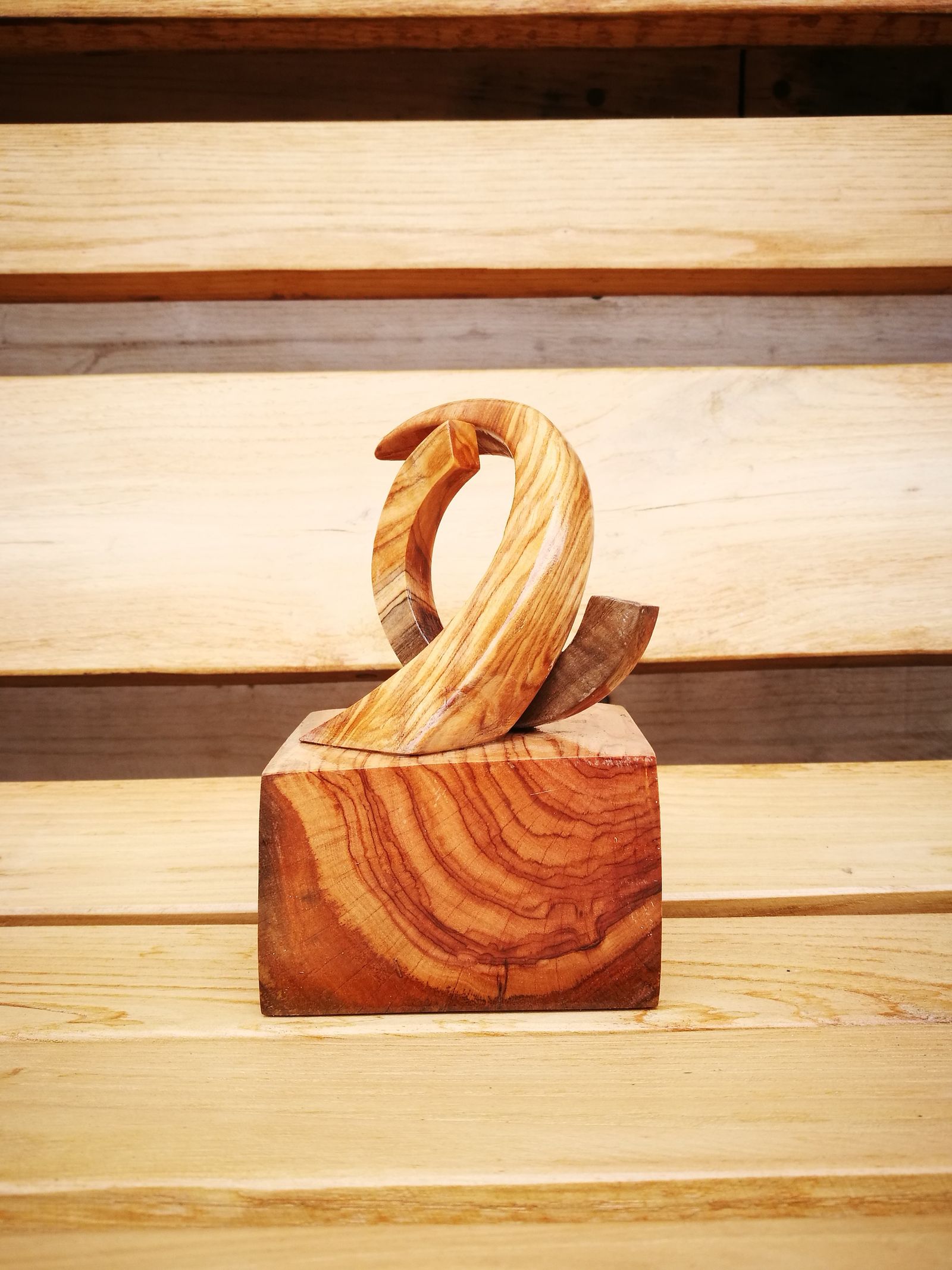 Prototipo del trofeo creado en madera de acebuche por José Enrique Baturone para los premiados del festival Ahora es Corto.