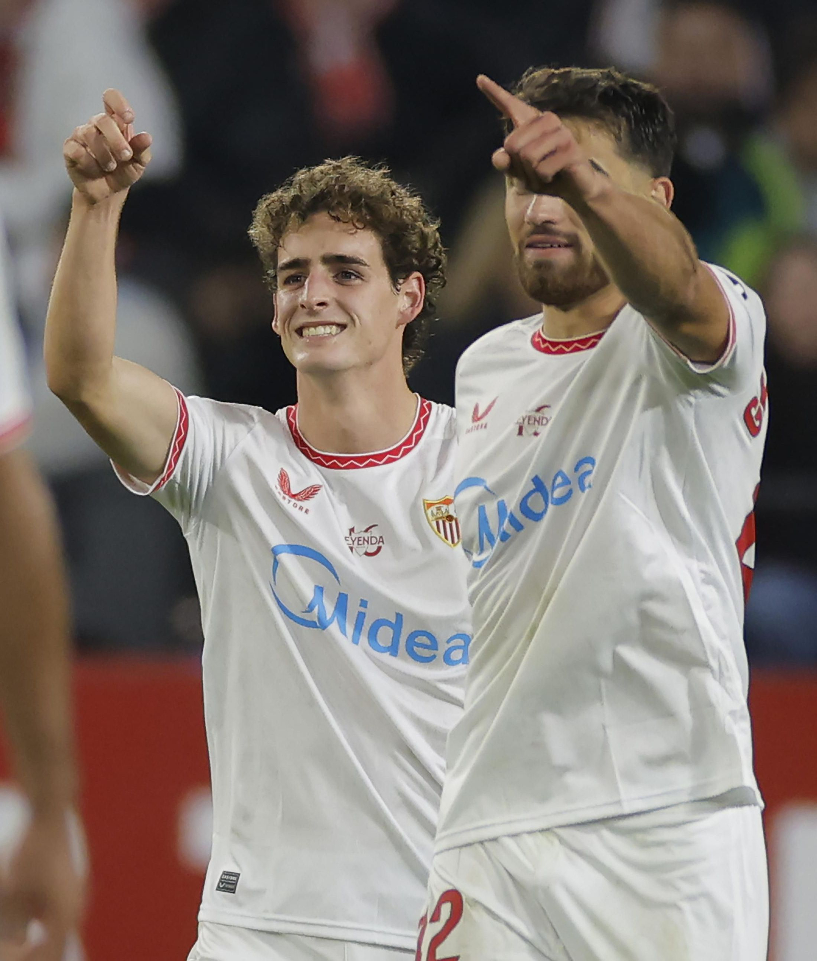Manu Bueno celebra su gol con García Pascual.