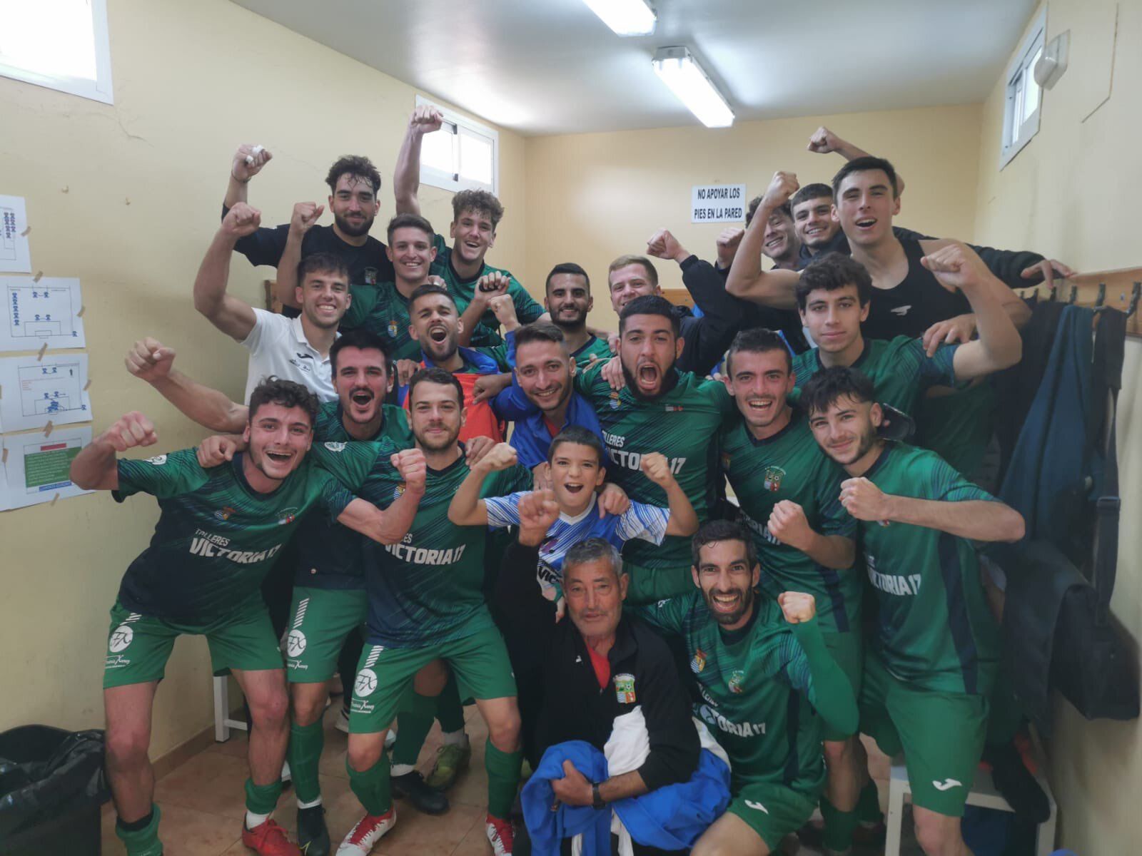 Los jugadores del Guadalcacín celebran el triunfo en Lebrija.