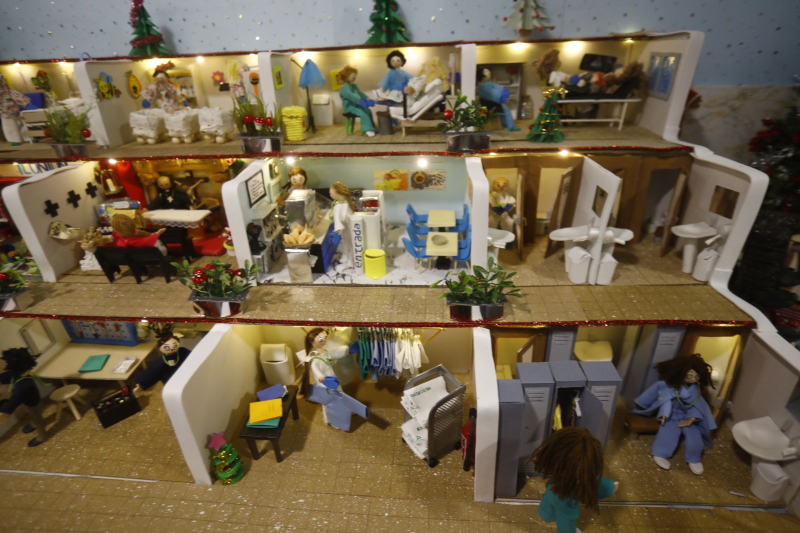El Hospital Reina Sofía enciende la Navidad, en imágenes