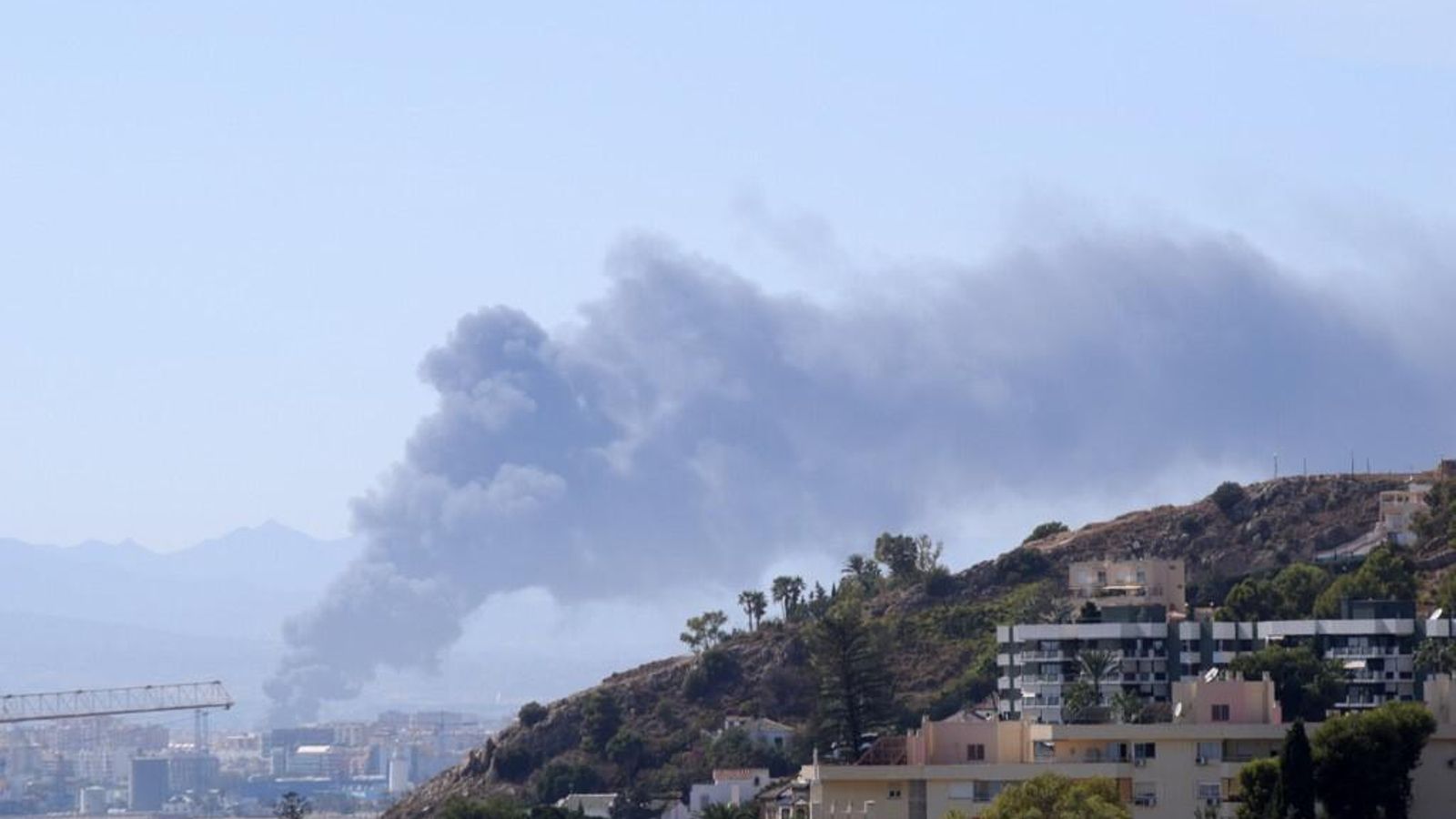 La columna de humo, vista desde San Isidro, en El Palo.