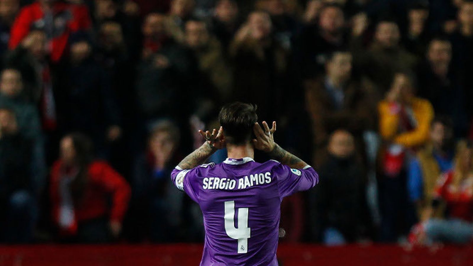 Sergio Ramos gesticula hacia el público.