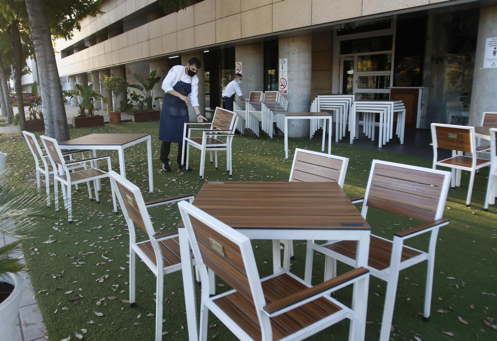 Recogida de una terraza en el Vial Norte.