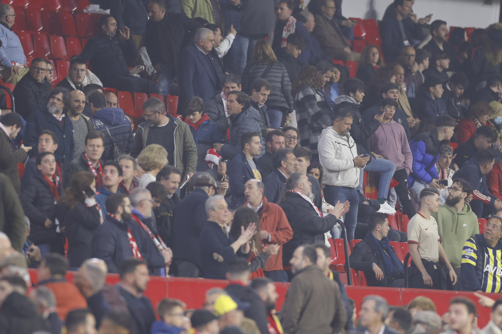 Búscate en las fotos del Sevilla-Fenerbahçe,