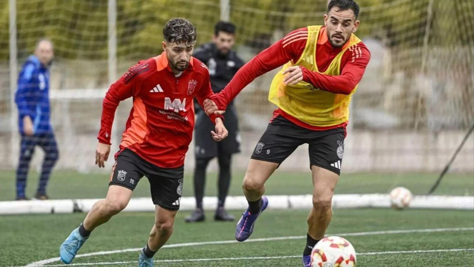 Adri Valiente (izquierda), en un entrenamiento con el Xerez CD.