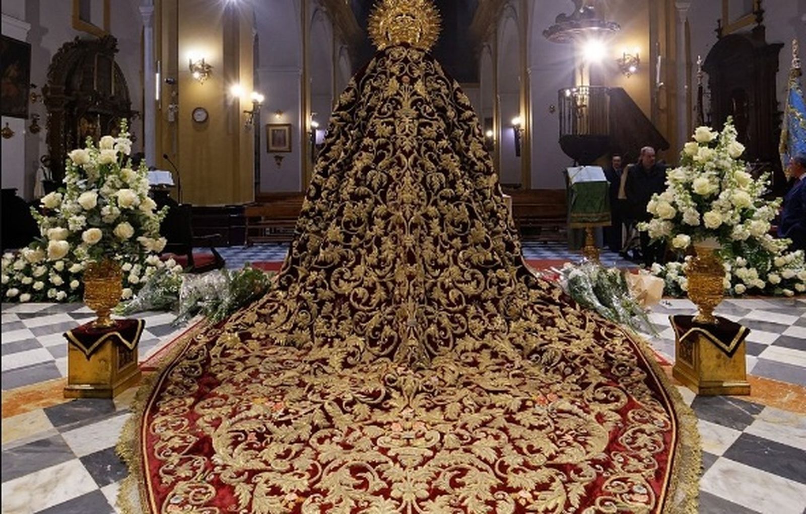 El manto de salida de la Virgen del Refugio, obra de Elena Caro