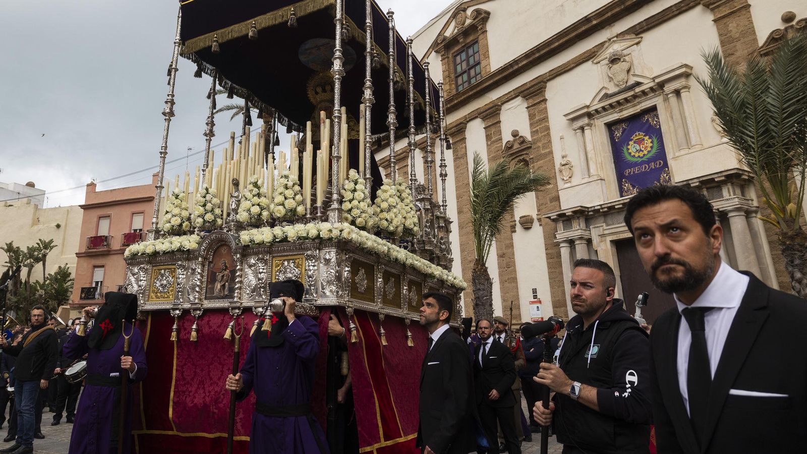 imágenes de la salida de Piedad, bajo llluvia y granizo, en la Semana Santa de Cádiz 2025