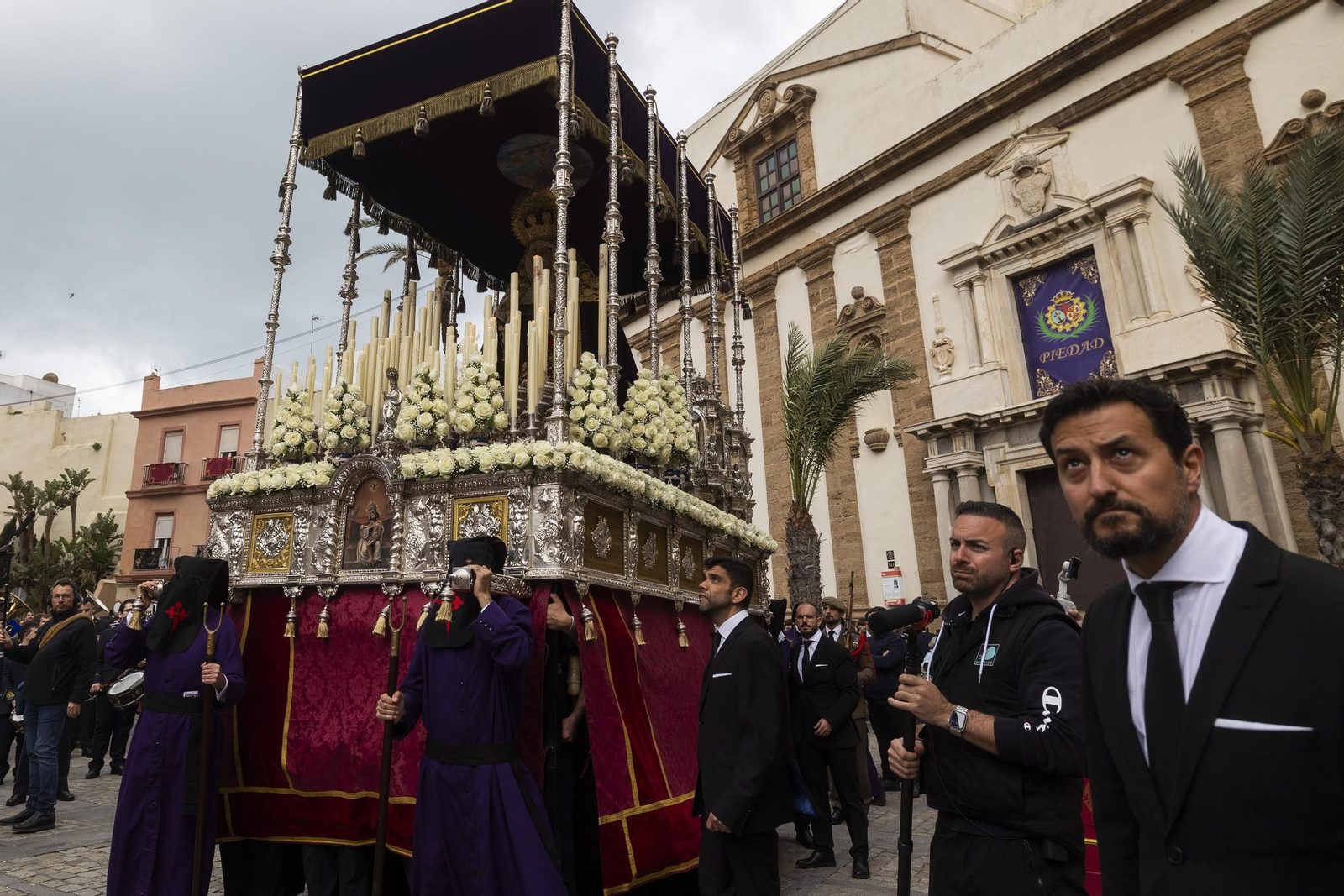 imágenes de la salida de Piedad, bajo llluvia y granizo, en la Semana Santa de Cádiz 2025
