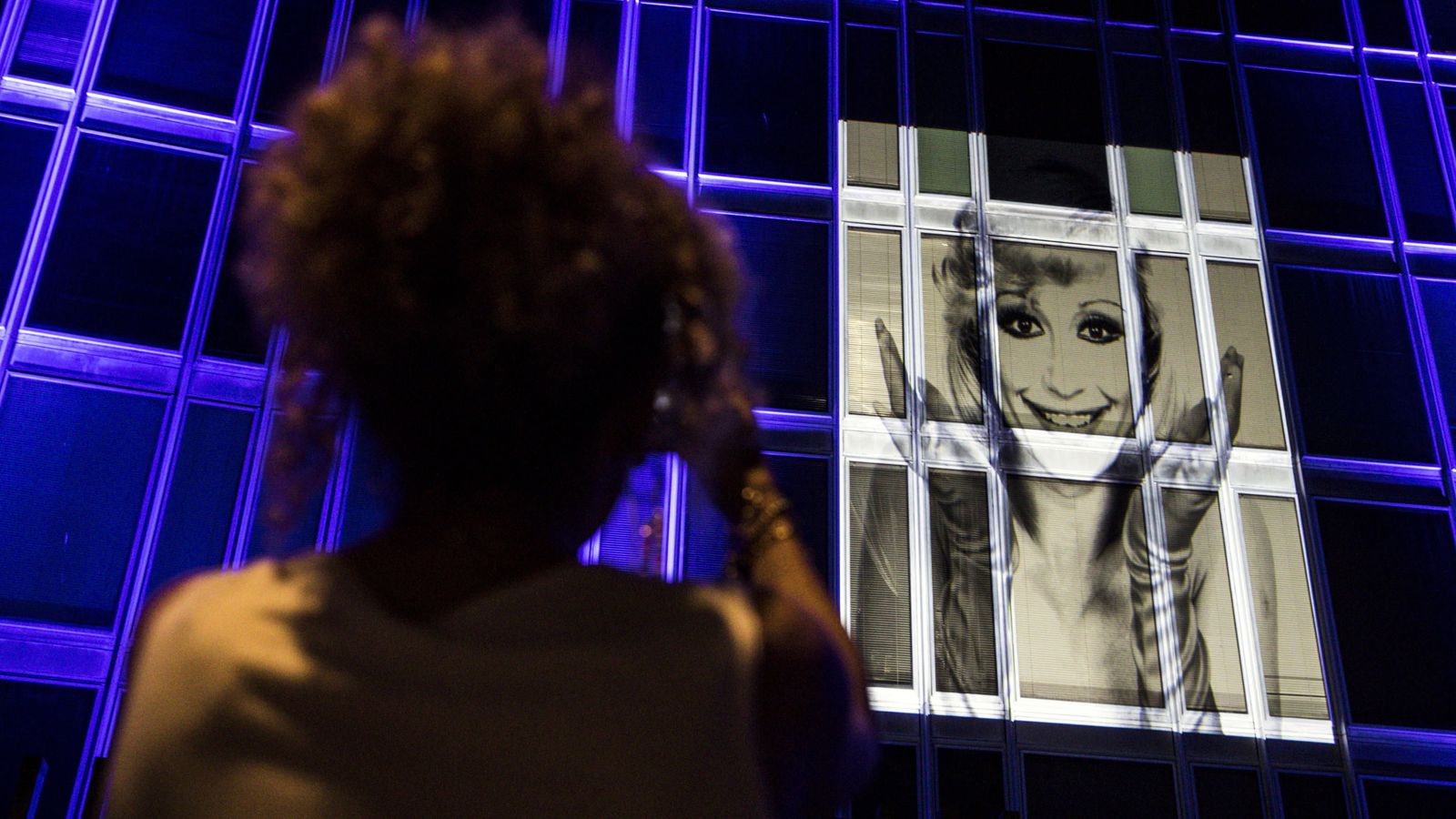 Pantalla en el Campidoglio, sede del ayuntamiento de Roma, que proyecta imágenes de la artista.