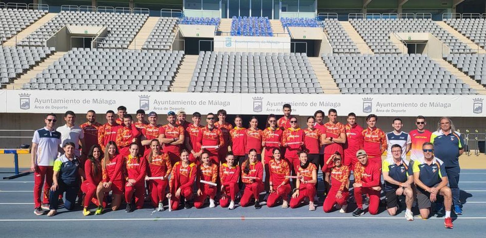 Los participantes en la concentración de relevos, en Málaga