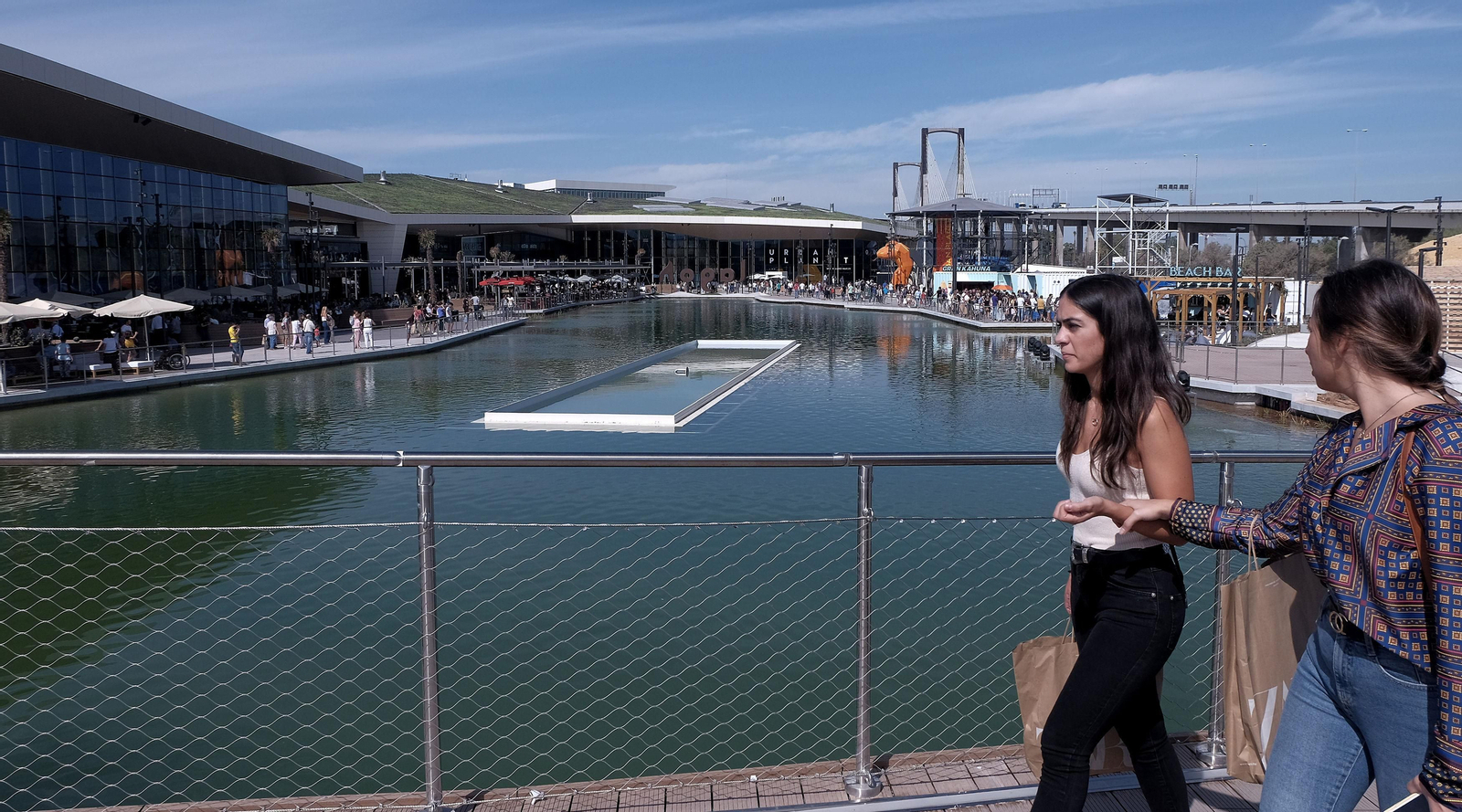 Dos jóvenes caminan por el centro comercial Lagoh.