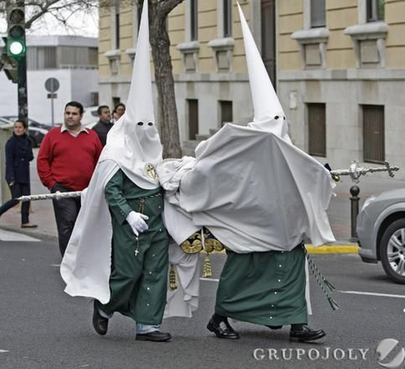 La Oración en el Huerto sale pero se ve obligada a volver a su templo a causa de la lluvia.

Foto: Julio Gonzalez