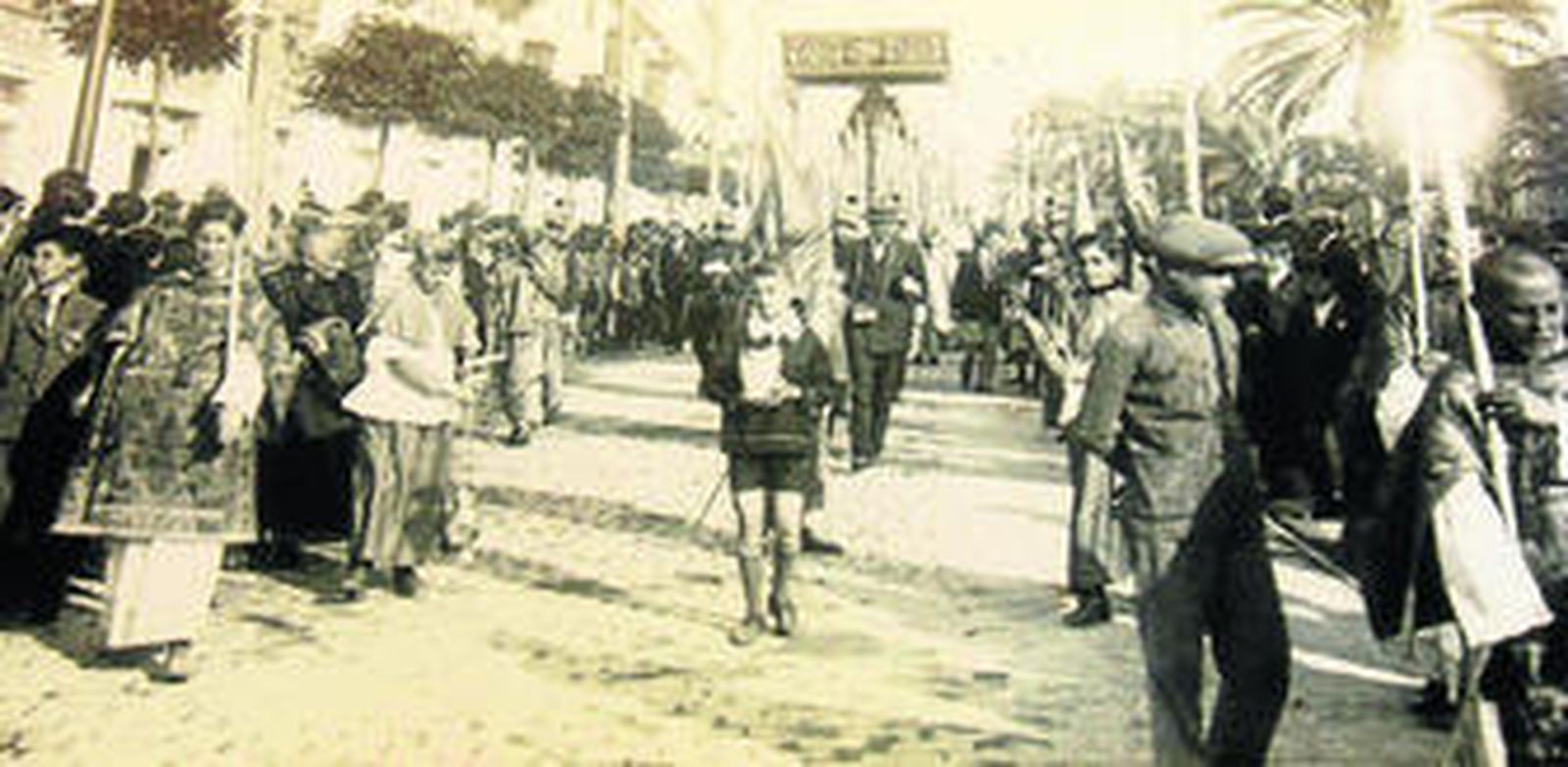 1 y 2. Dos de las imágenes que se exponen hasta el 30 de abril en el Archivo General y que representan la Semana Santa de Sevilla en los años 30. 4. La muestra consta de una colección de 50 imágenes de Fernando Carmona sobre las fiestas de la primavera. El grueso de la colección está compuesta por 421 instantáneas.