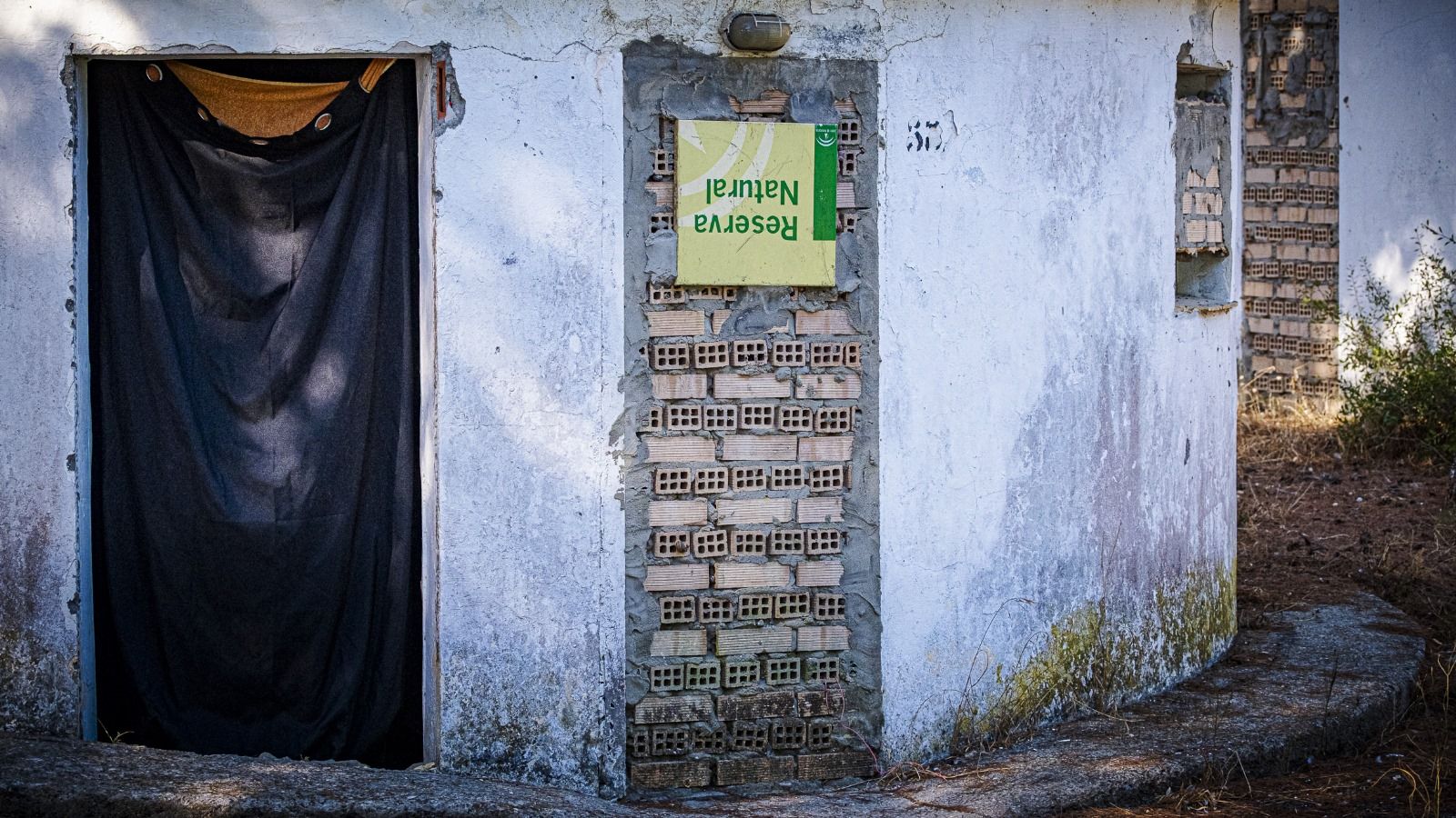 Cartel de la Junta de Andalucía girado de 'Reserva Natural', muestra del abandono actual de una zona integrada en el Monte Dunas de Rota.