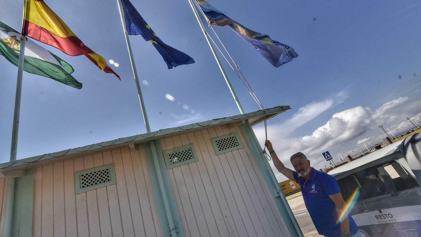 Rafael León iza la bandera EcoPlayas en Santa Bárbara
