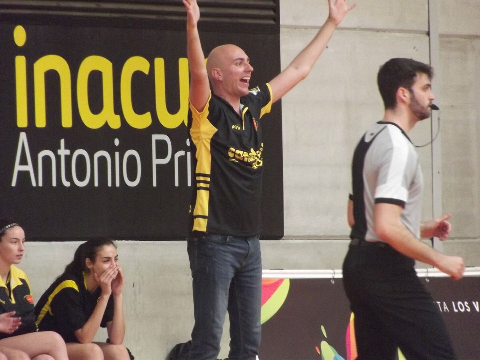 El entrenador del Candray grita desde el banquillo en el partido de cuartos de final.