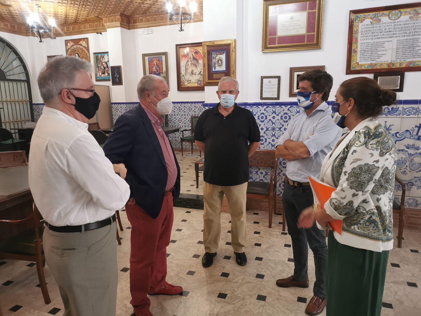 Momento de la reunión entre Ciudadanos y el Consejo de Hermandades y Cofradías de Huelva.
