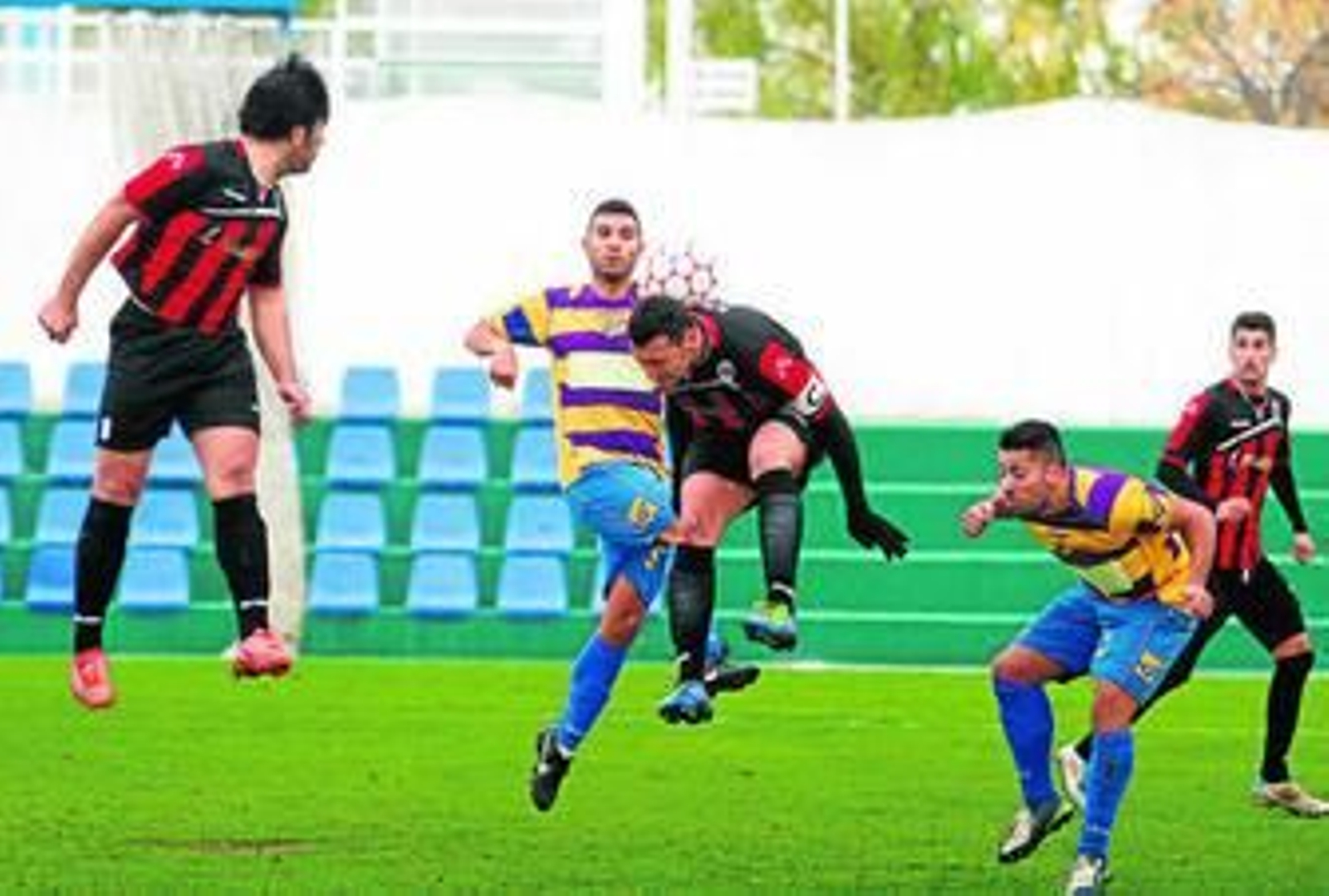 El Pinzón (en la imagen, en el partido ante el Cruceño) volvió a darle una alegría a sus aficionados. El Pinzón (en la imagen, en el partido ante el Cruceño) volvió a darle una alegría a sus aficionados.