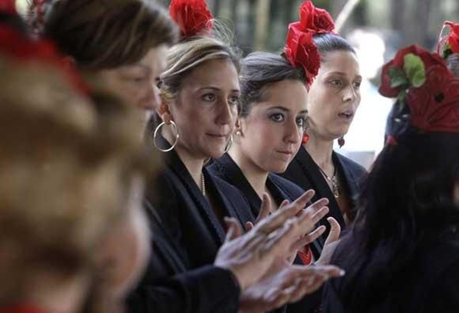 Integrantes del coro rociero Ciudad de San Roque durante el oficio religioso

Foto: Erasmo Fenoy