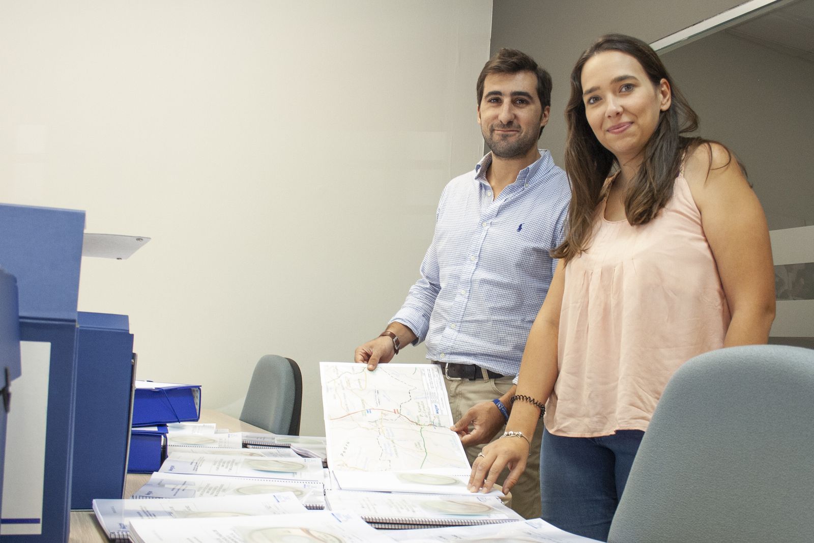 Dos profesionales de Magtel tras finalizar su período de prácticas