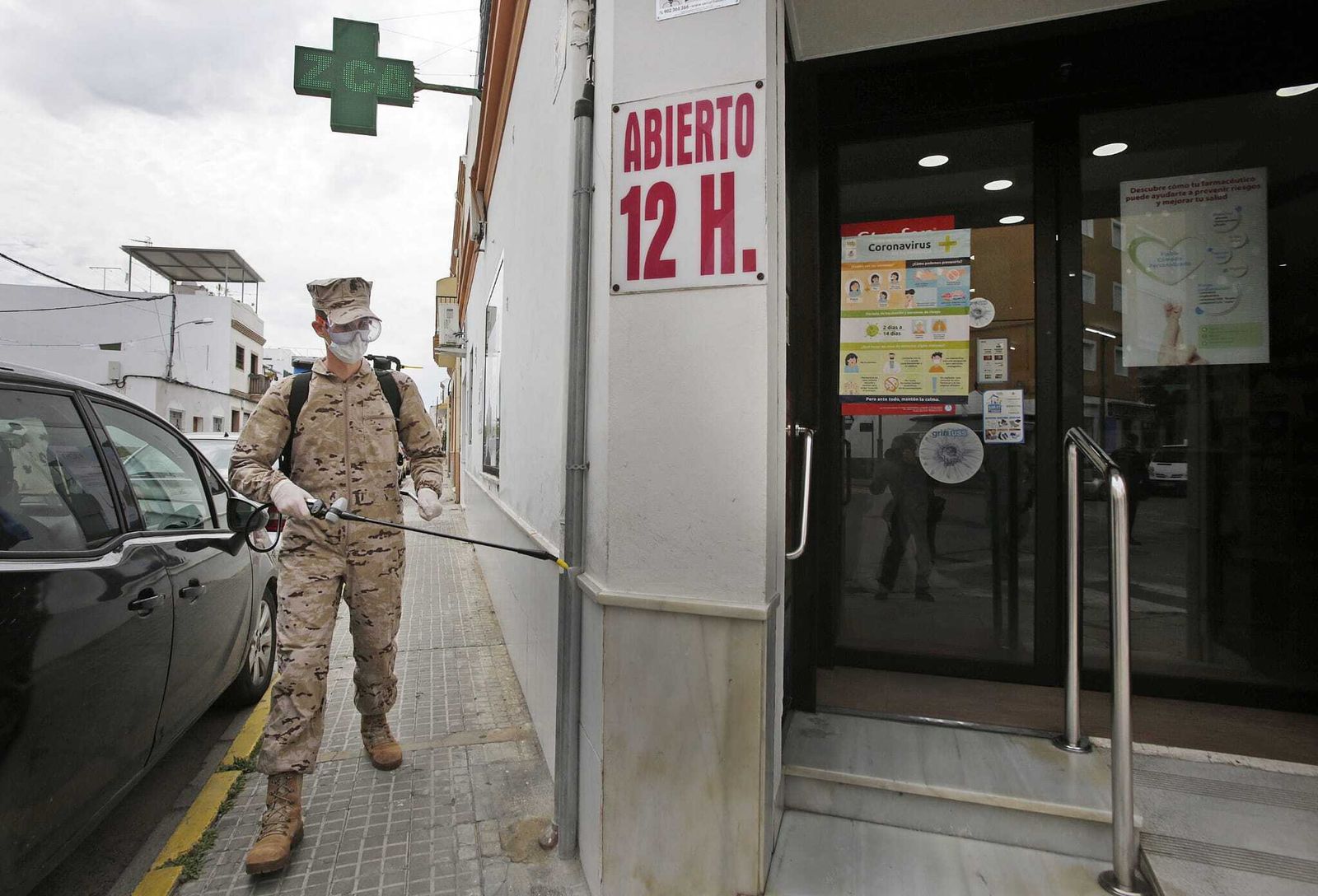 Desinfección en una farmacia de Chipiona.