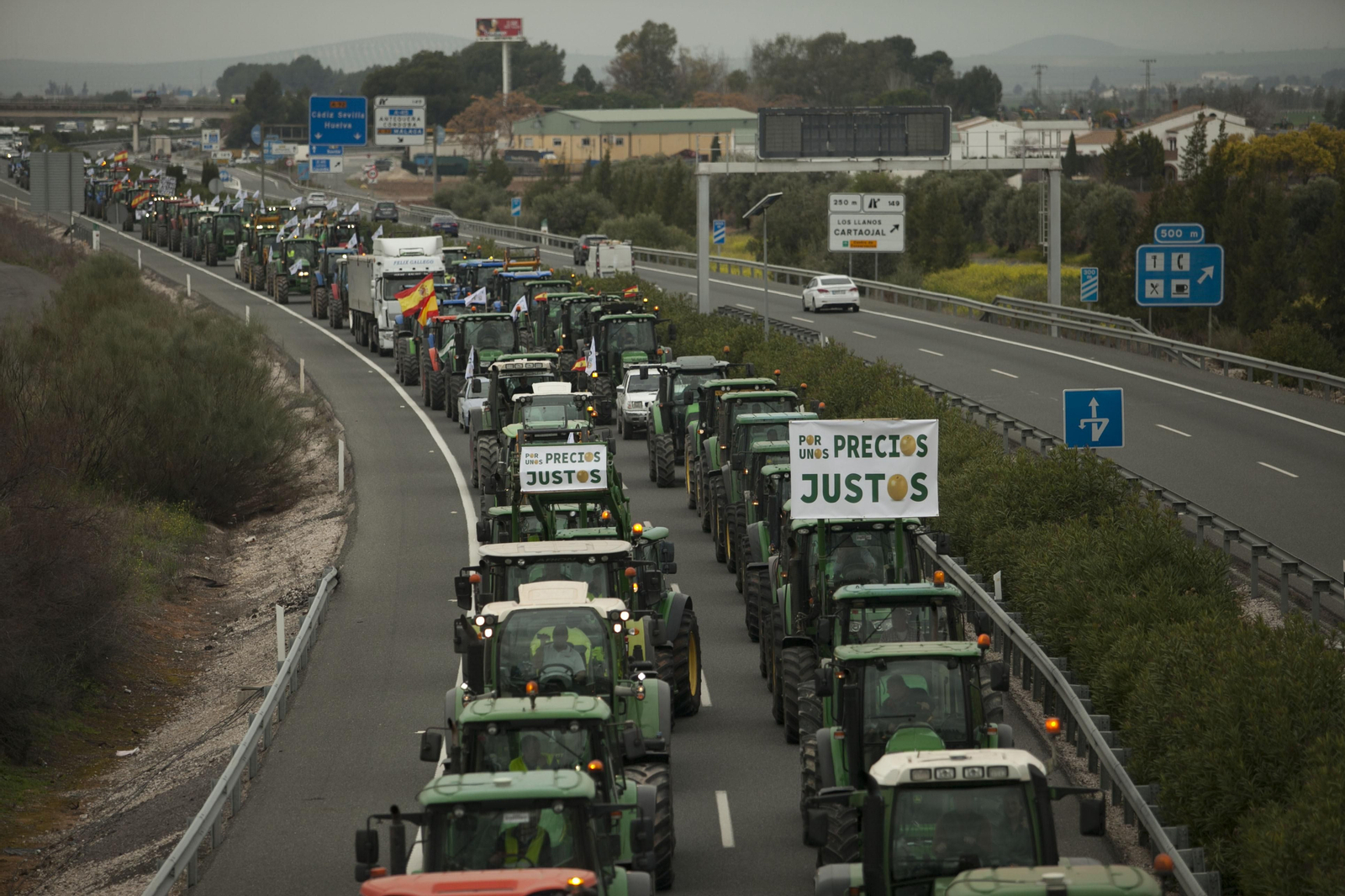Las fotos de los tractores que han cortado las carreteras en Antequera