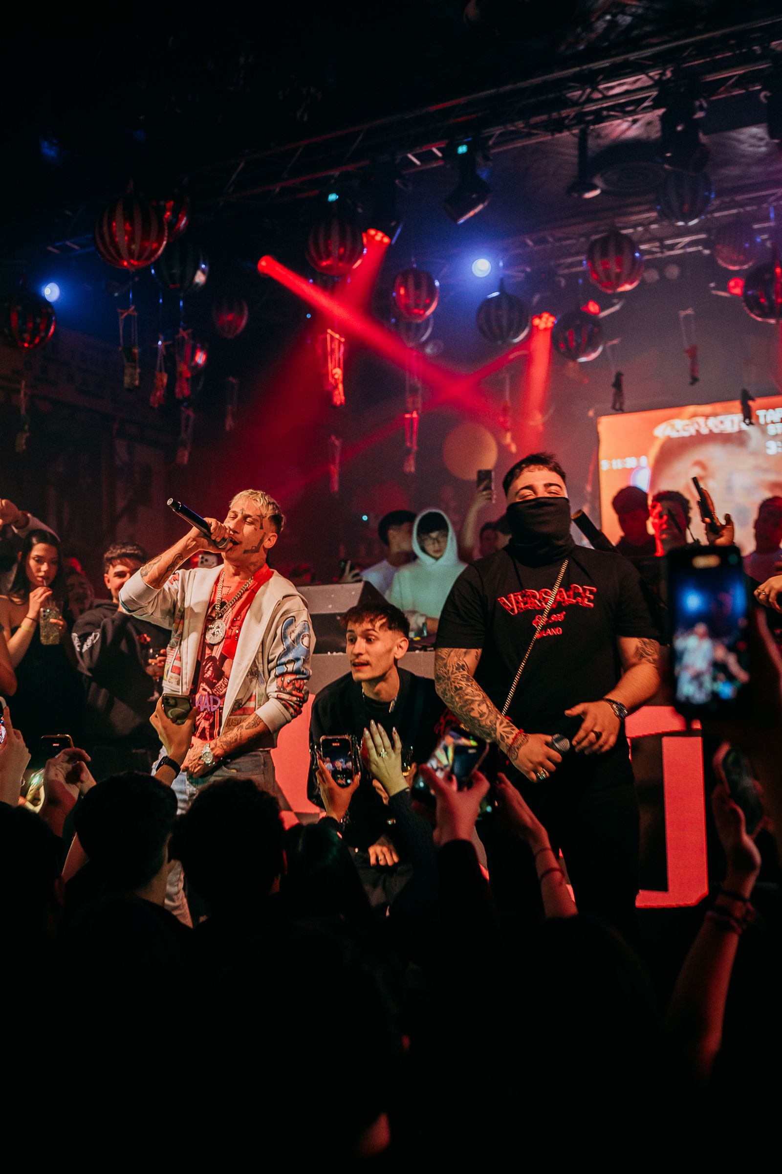 Yung Beef, Xiyo y Fernandezz actuando durante la fiesta Algarete