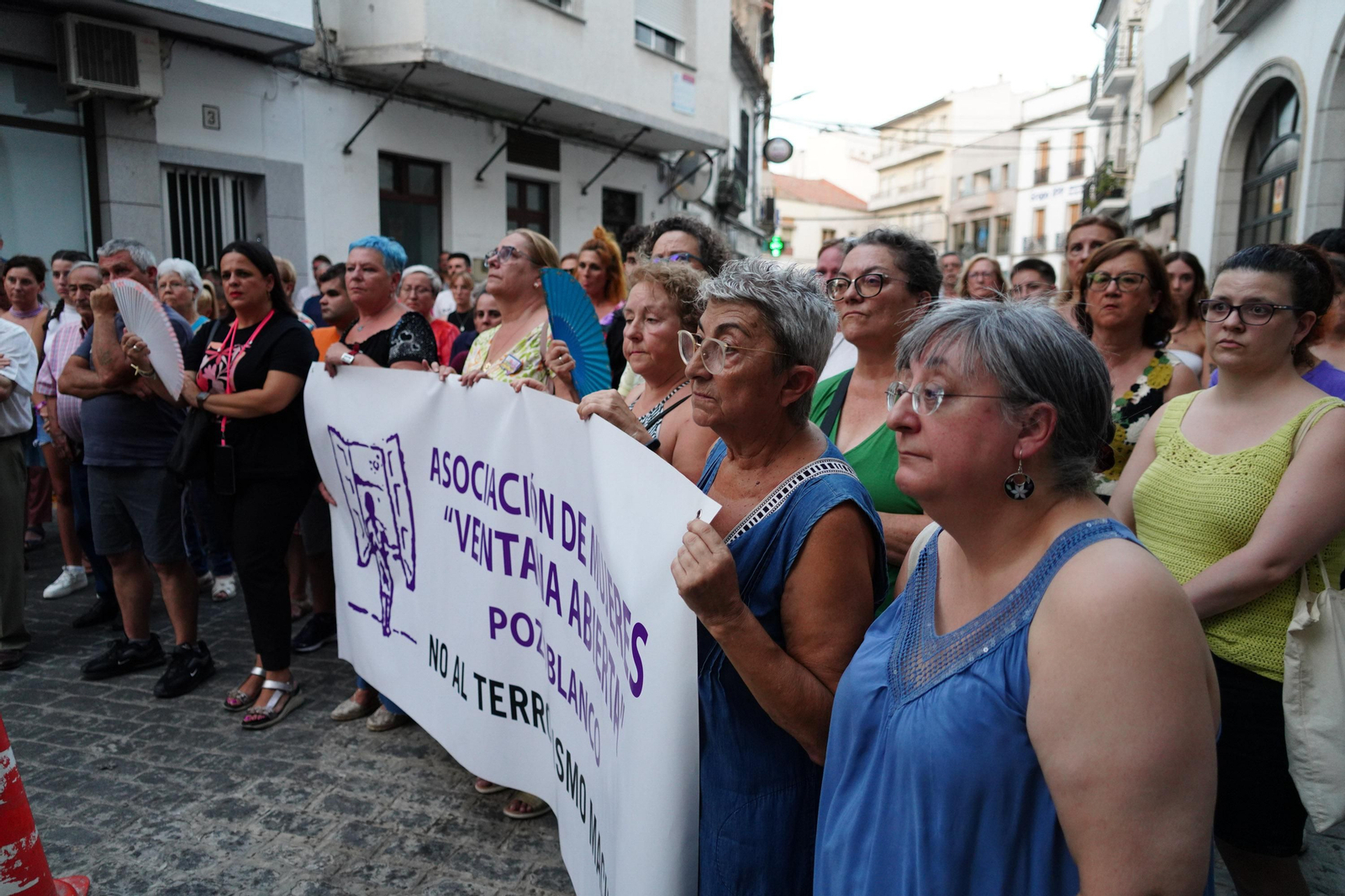 La concentración en repulsa al crimen machista de Pozoblanco, en imágenes