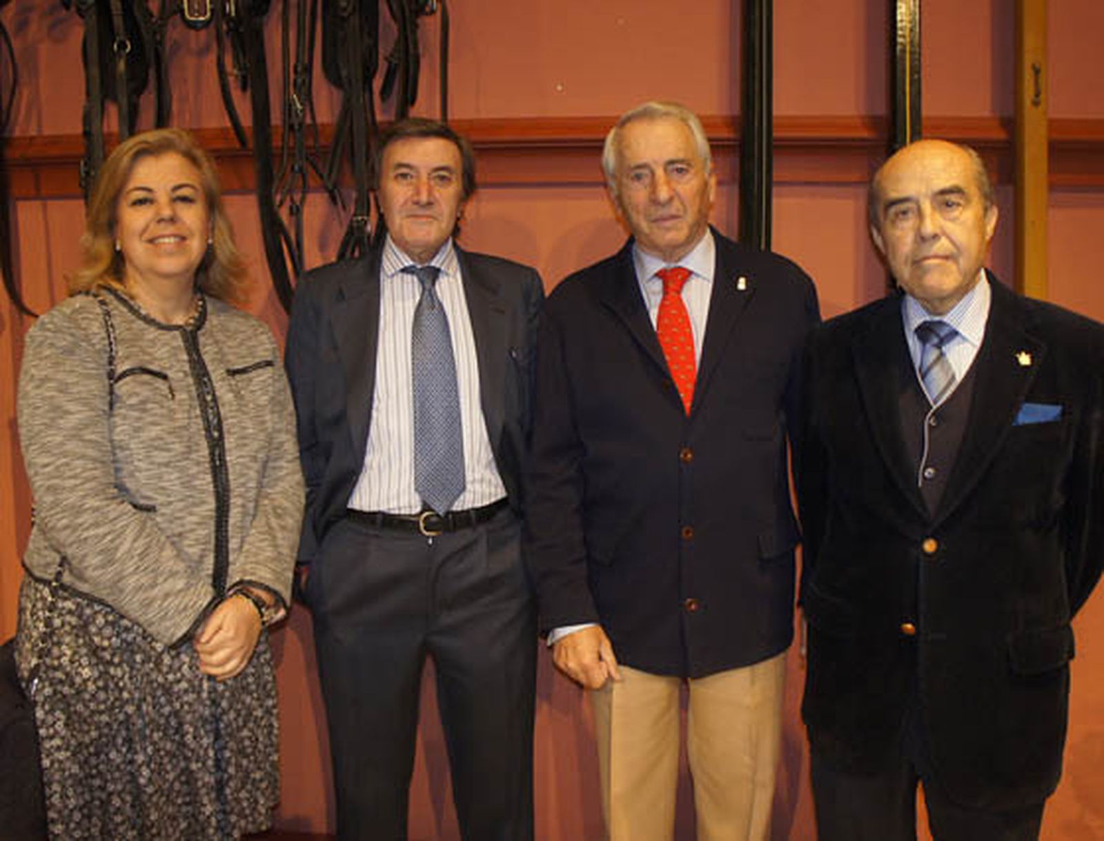 Cary Camacho (Cary Camacho Azafatas), José Miguel de Nicolás (Viajes Adriano), Luis de la Torre, vicepresidente del Real Club de Enganches de Andalucía, y Juan Robles (Grupo Robles), asociados de ASET.


Foto: Victoria Ramírez