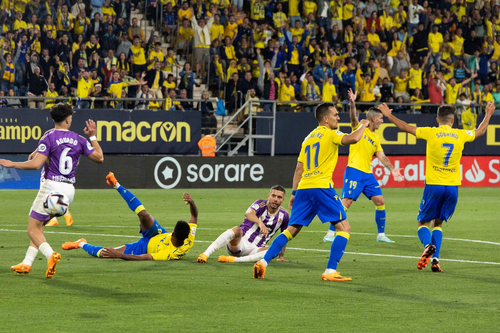 Todas las imágenes del Cádiz C.F.-Valladolid en el Nuevo Mirandilla