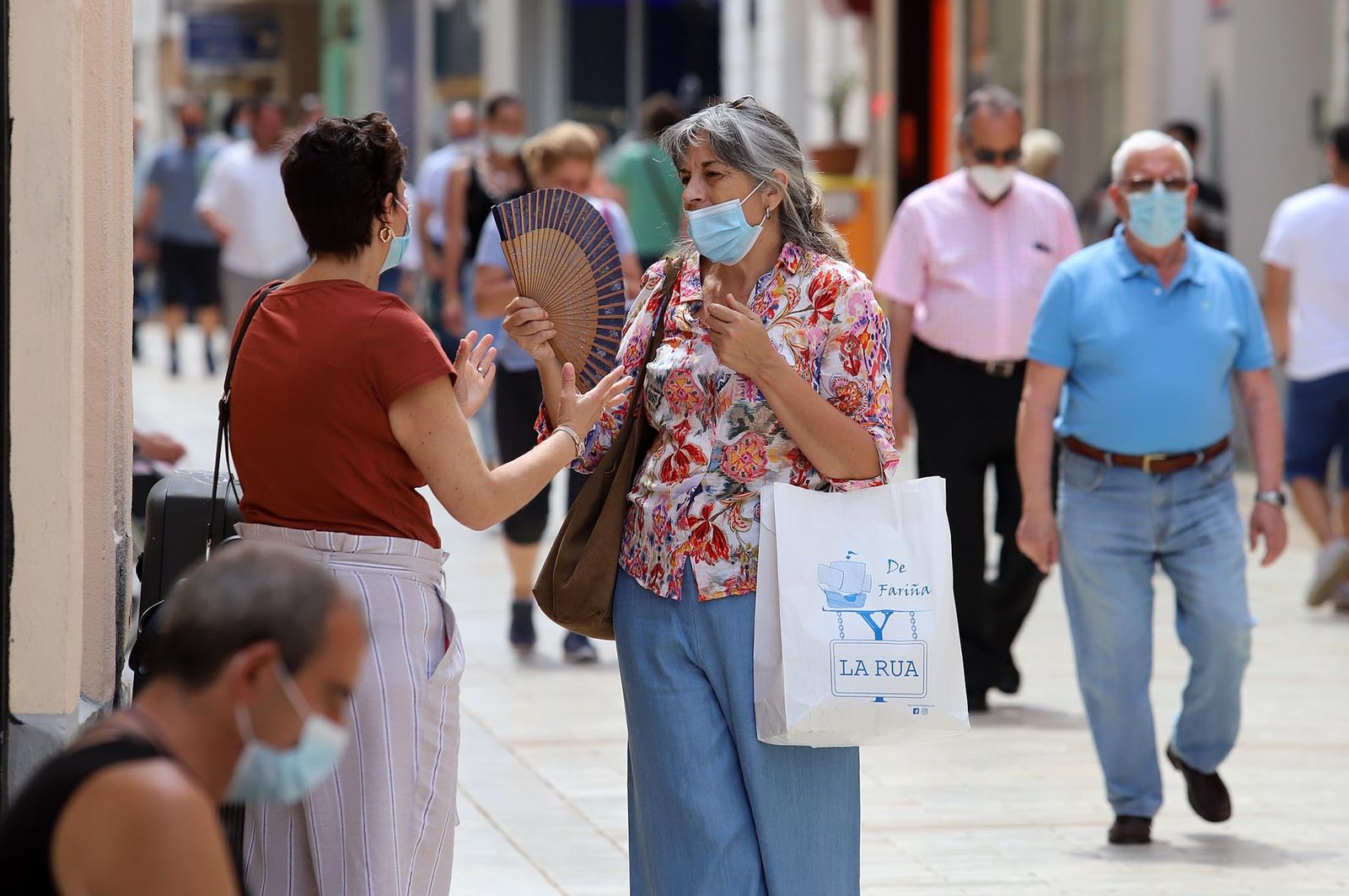 Gente con mascarilla en la calle