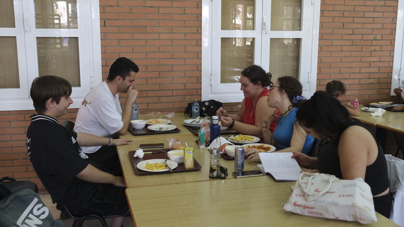 Un grupo de estudiantes en el comedor de la UAL.