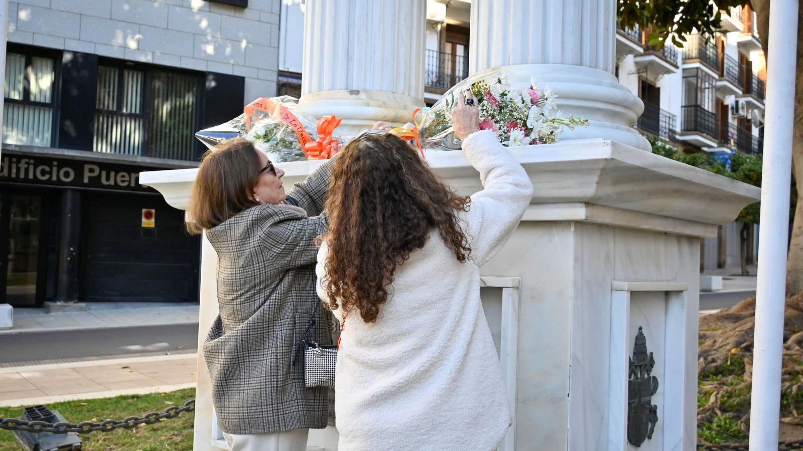 Las representates de la Comisión al Monumento a la Inmaculada Concepción.