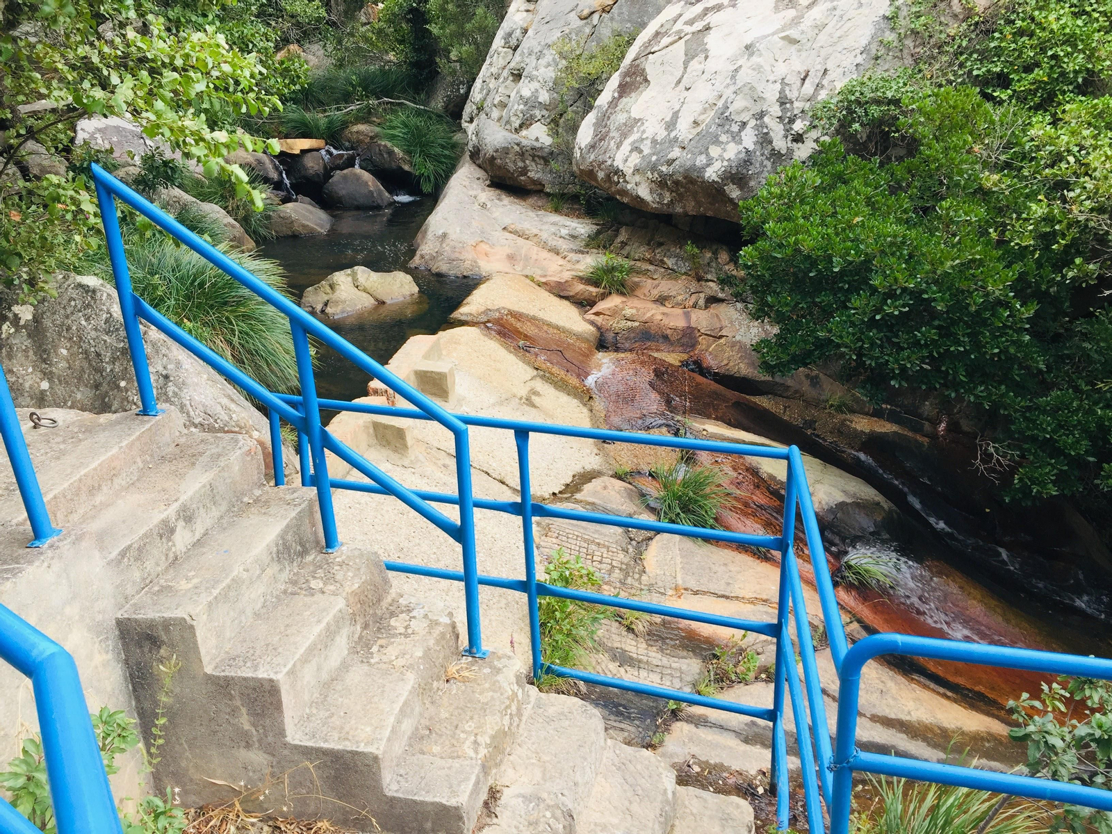El azud para captar agua en la Garganta del Capitán.