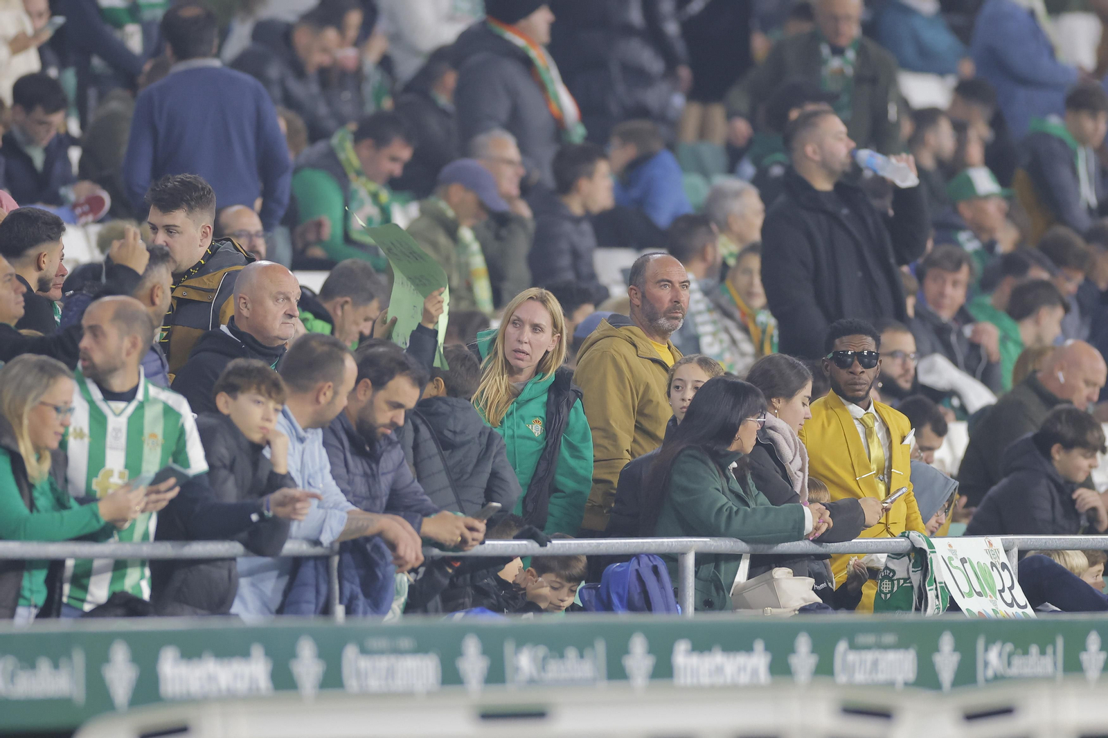 Búscate en las fotos del Betis-Las Palmas