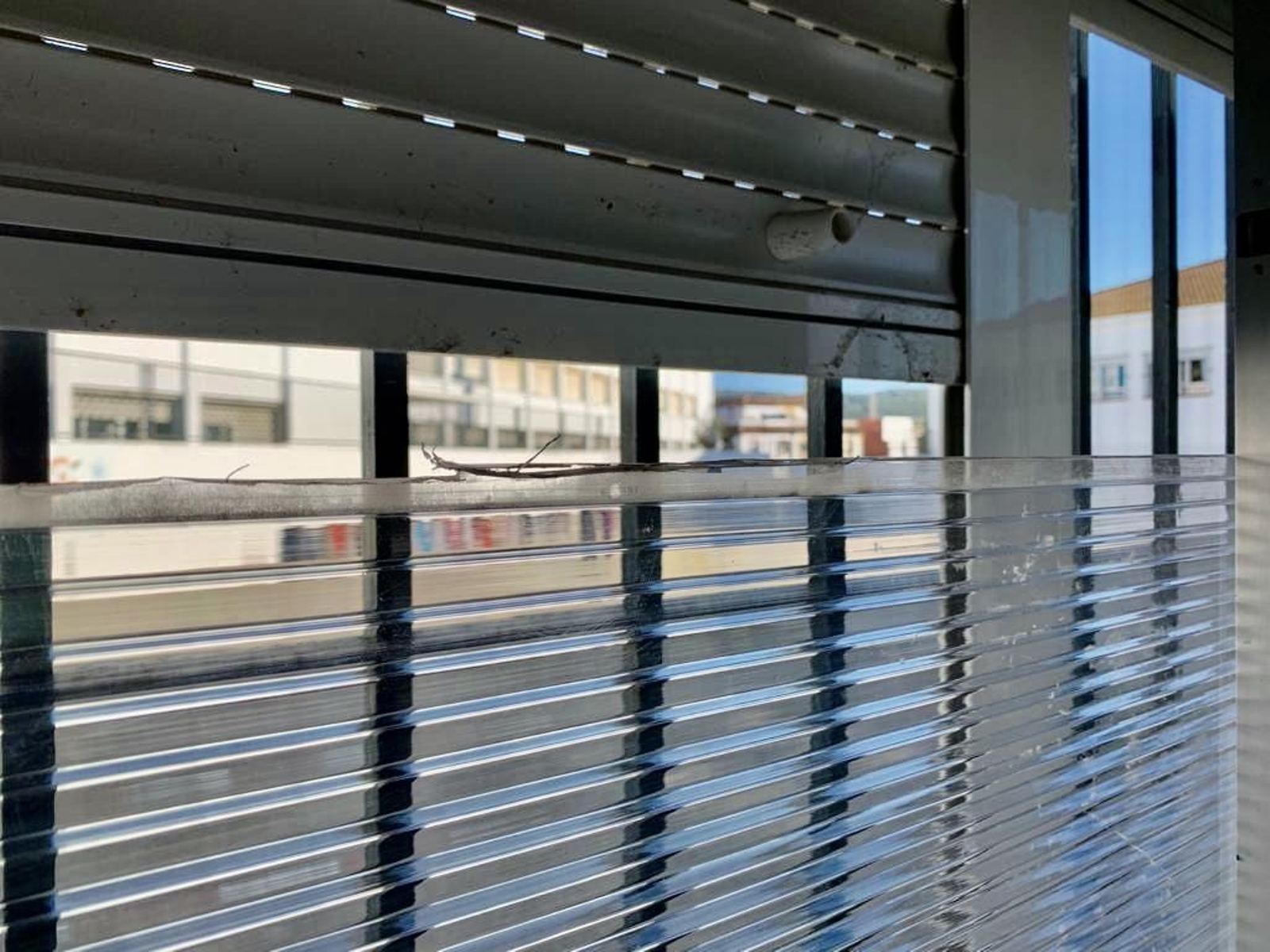 Planchas de policarbonato colocadas en las ventanas