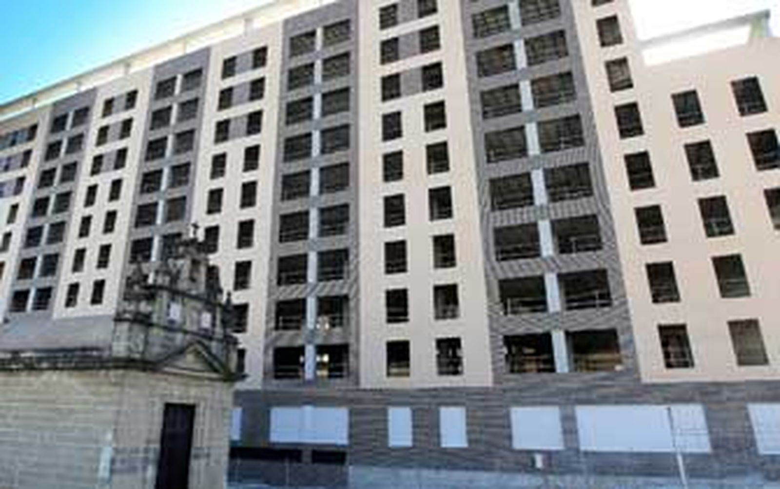 Una de las promociones de pisos que se levantan actualmente en Jerez, junto a la Ermita de Güia./Miguel Ángel González