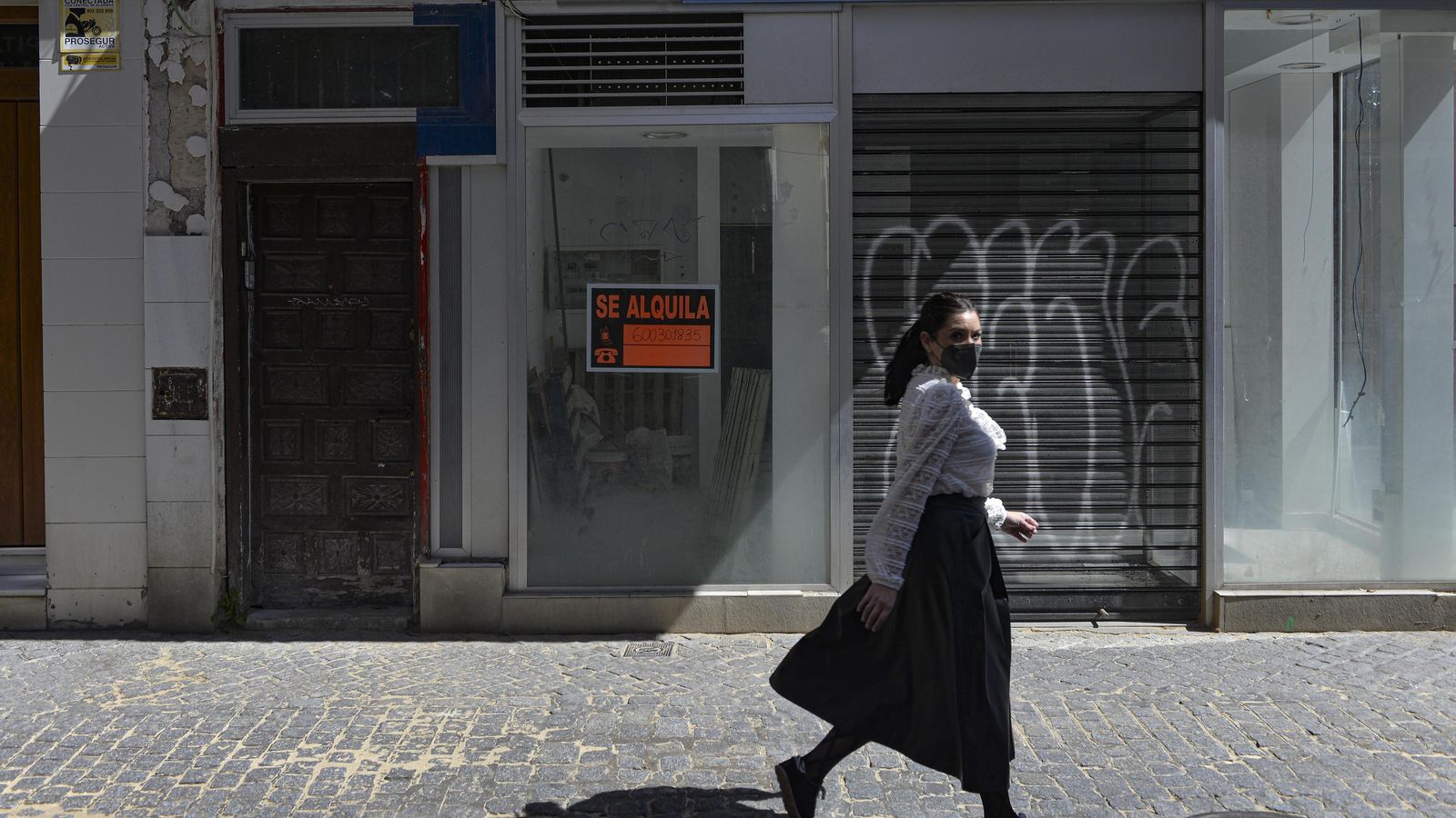 Uno de los locales cerrados de la calle Cuna.