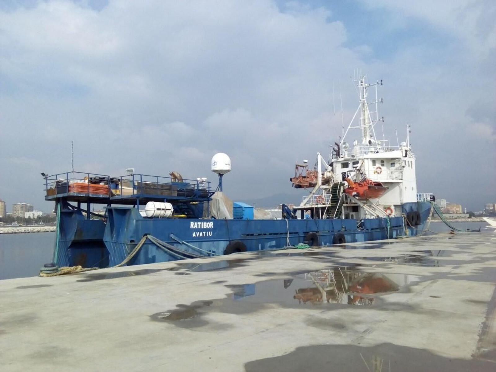 A la espera de una segunda licitación el ‘Ratibor’ permanece amarrado en la desembocadura del río.